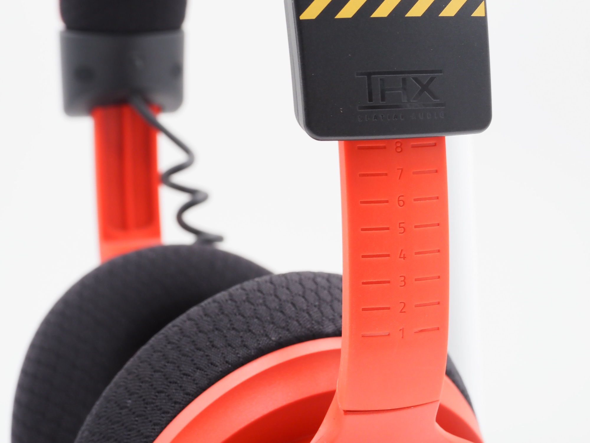 ヘッドバンドは左右8段階ずつ調節できる