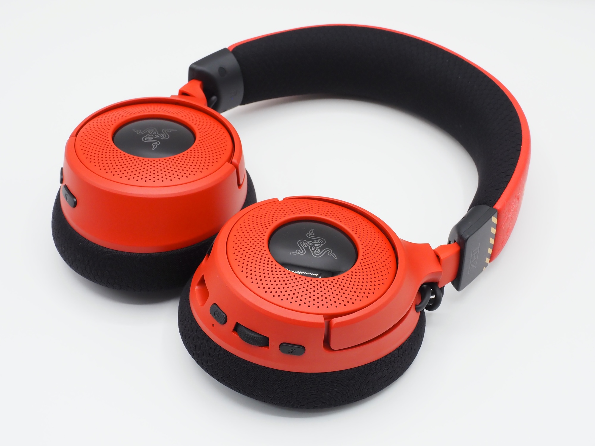 持ち運びや収納時に便利なスイーベルも可能