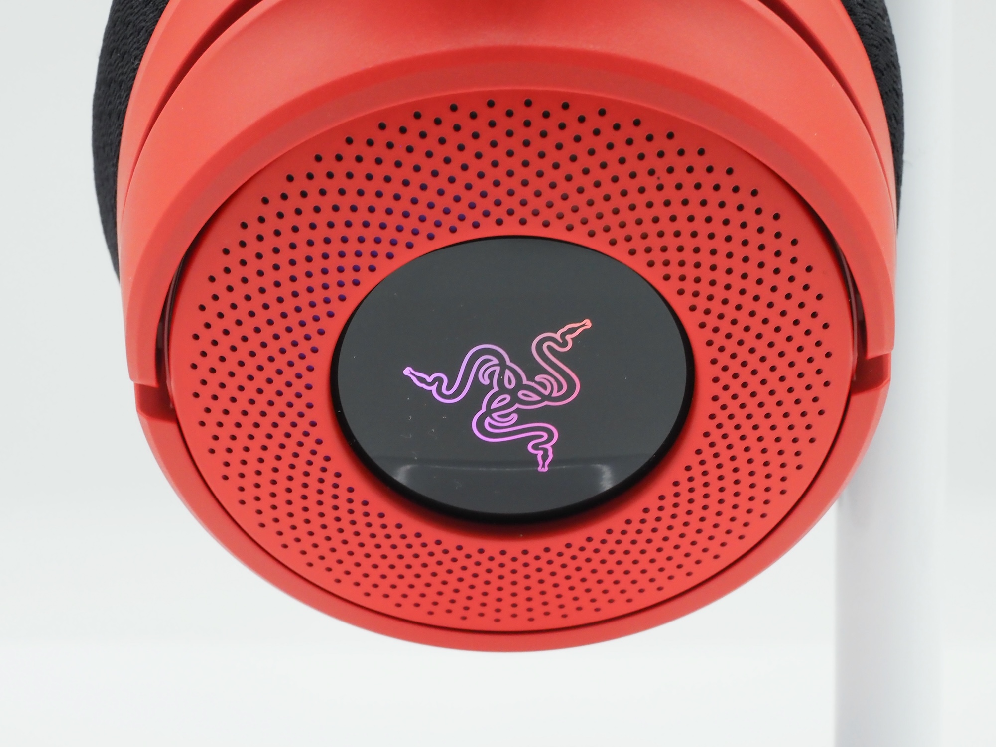 イヤーカップのRazerロゴはライティングに対応している