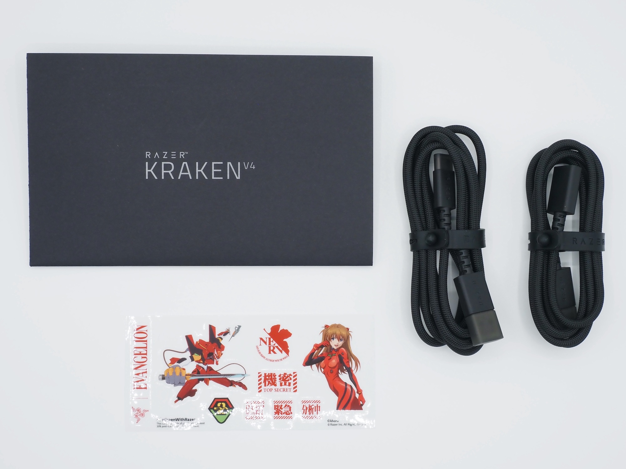 付属品はUSB充電ケーブル、ドングル延長ケーブル、説明書、コラボステッカーが同梱されている