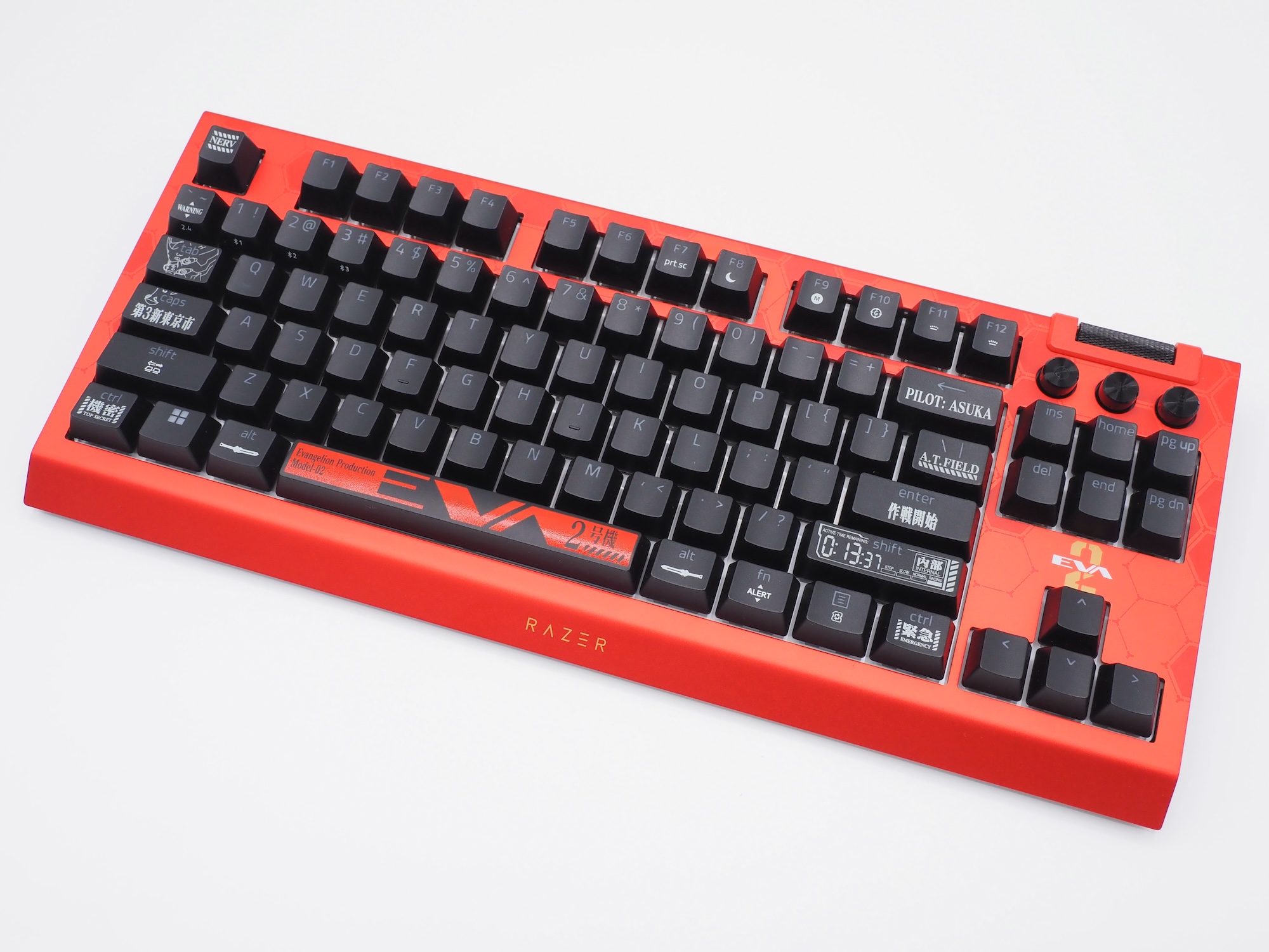 筐体カラーは光の角度によって赤色からオレンジ色にも見える