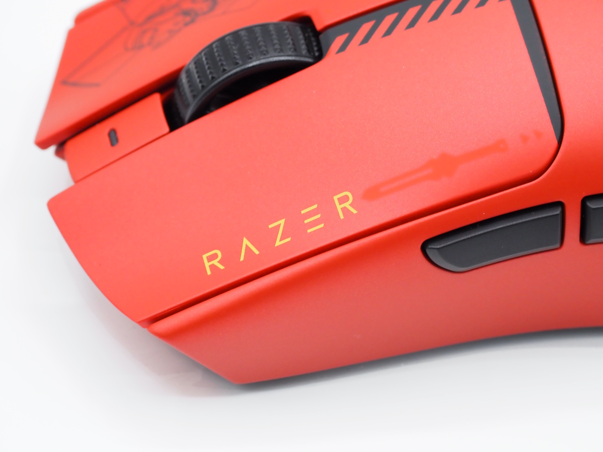 左クリックボタンのRazerロゴはオレンジ色になっている