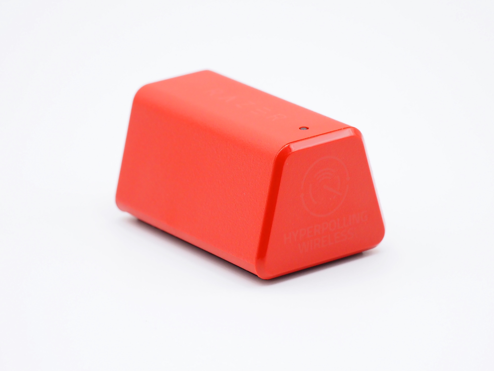 「Viper V3 Pro」のドングル。スペックは「Razer HyperPollingワイヤレスドングル」と同じだが、赤色へとカスタム