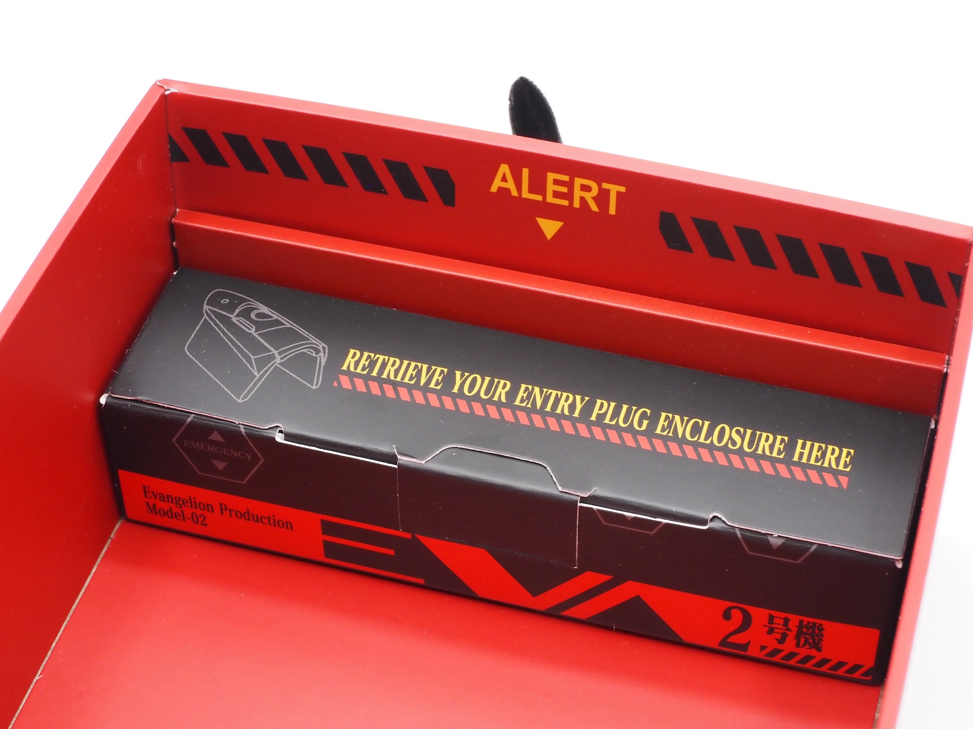 なお、専用ケースはパッケージの蓋側に収納されている。この箱もエヴァ仕様でカッコいい