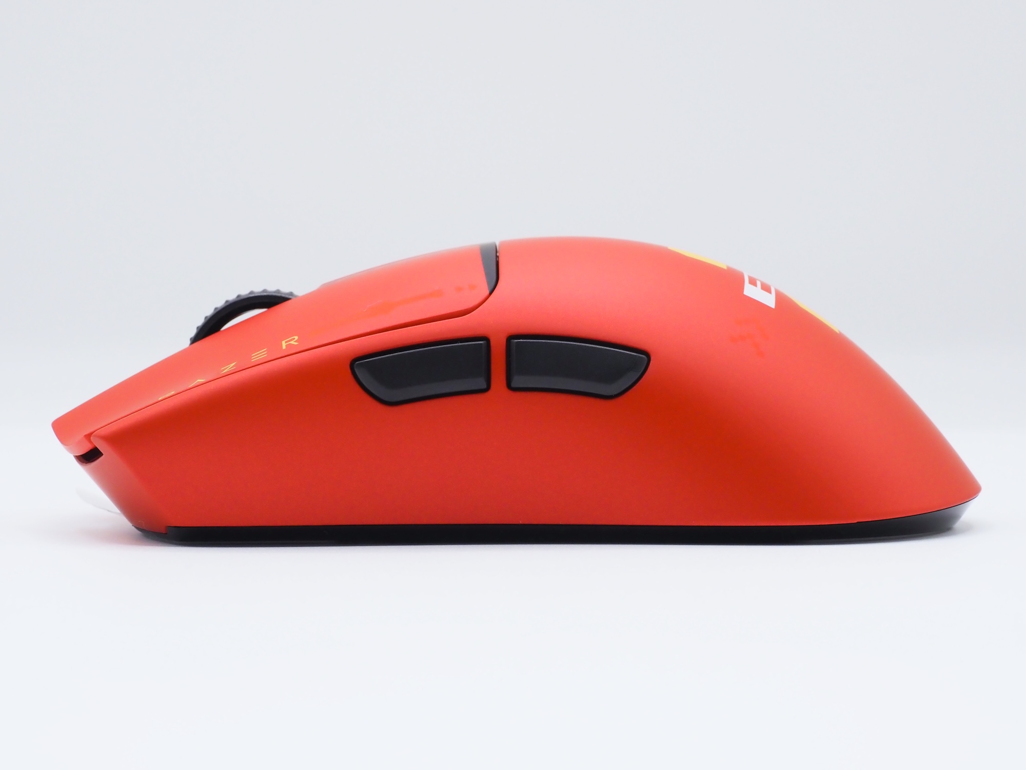 左側にカスタム可能なボタンを2つ搭載