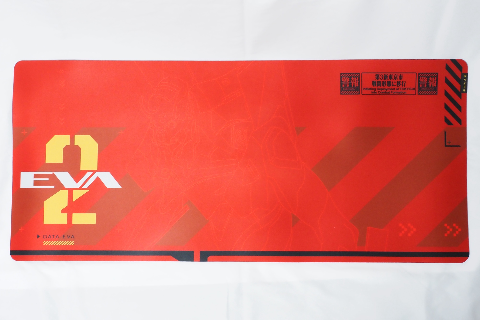 真っ赤なカラーリングが映えるマウスパッドだ