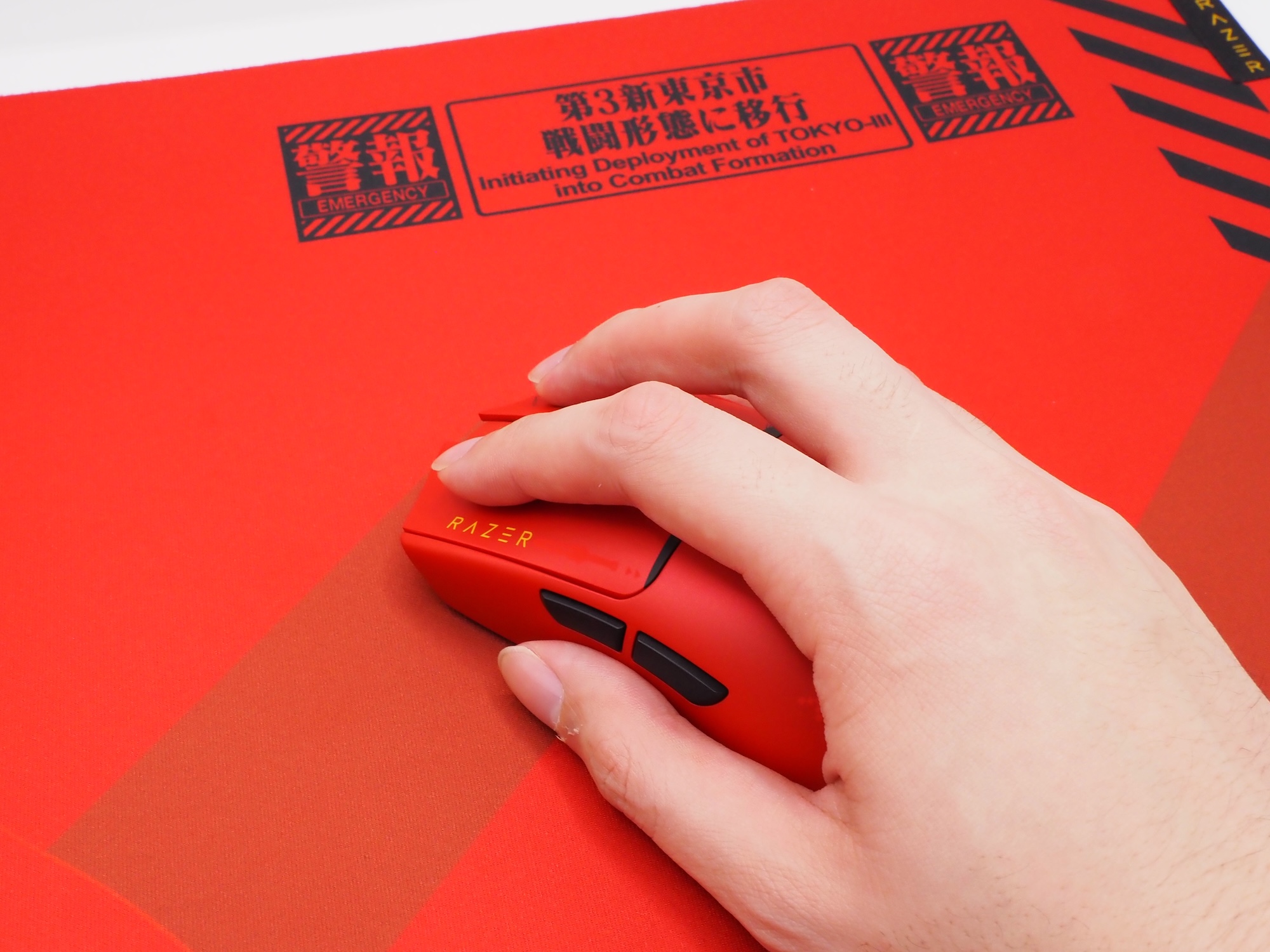 表面はサラサラとしており「Viper V3 Pro」と組み合わせてスムーズなマウスフリックができる