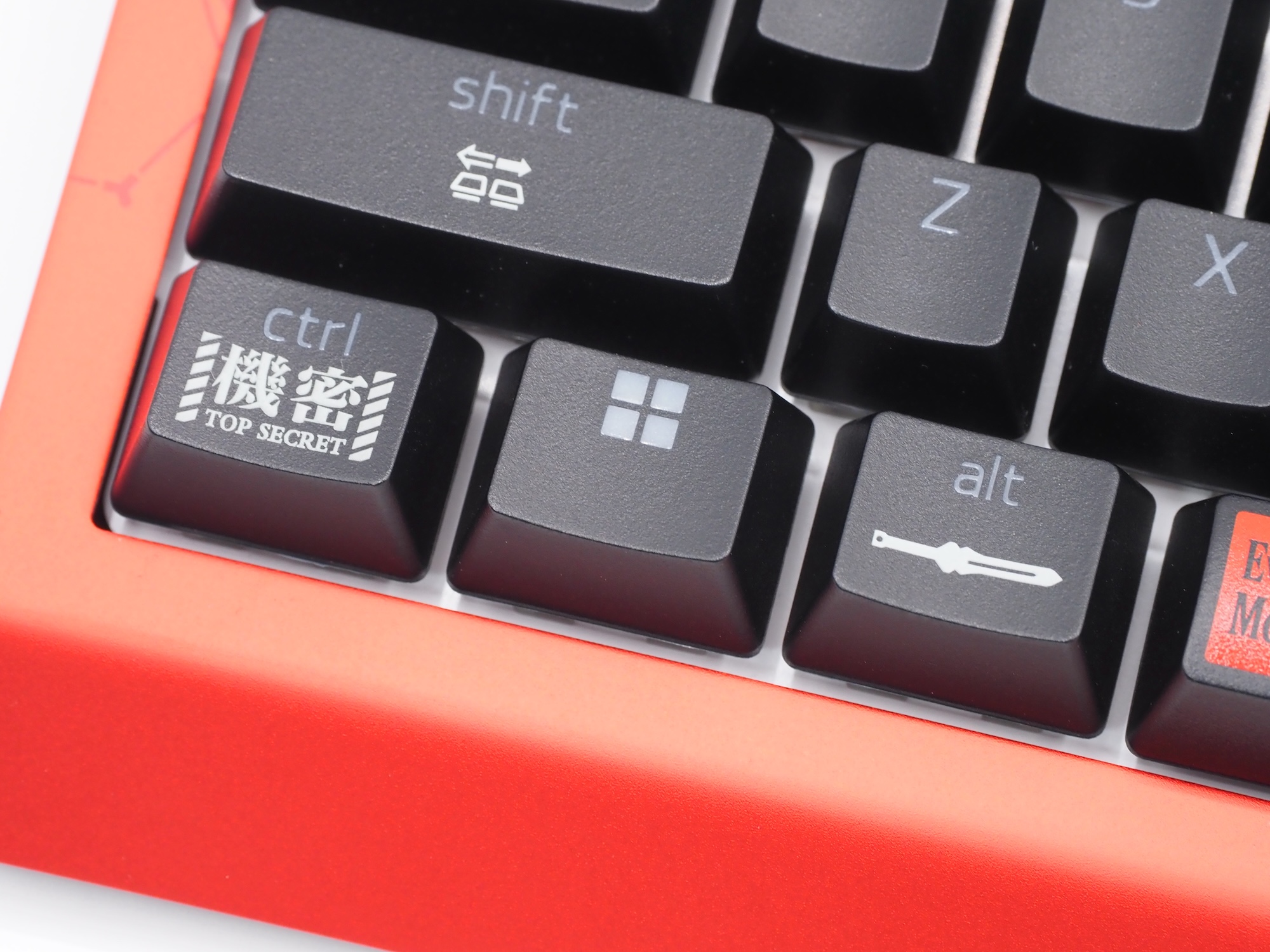 Ctrlキーの「機密」にもアガる。Altキーには2号機のプログレッシブナイフが登場