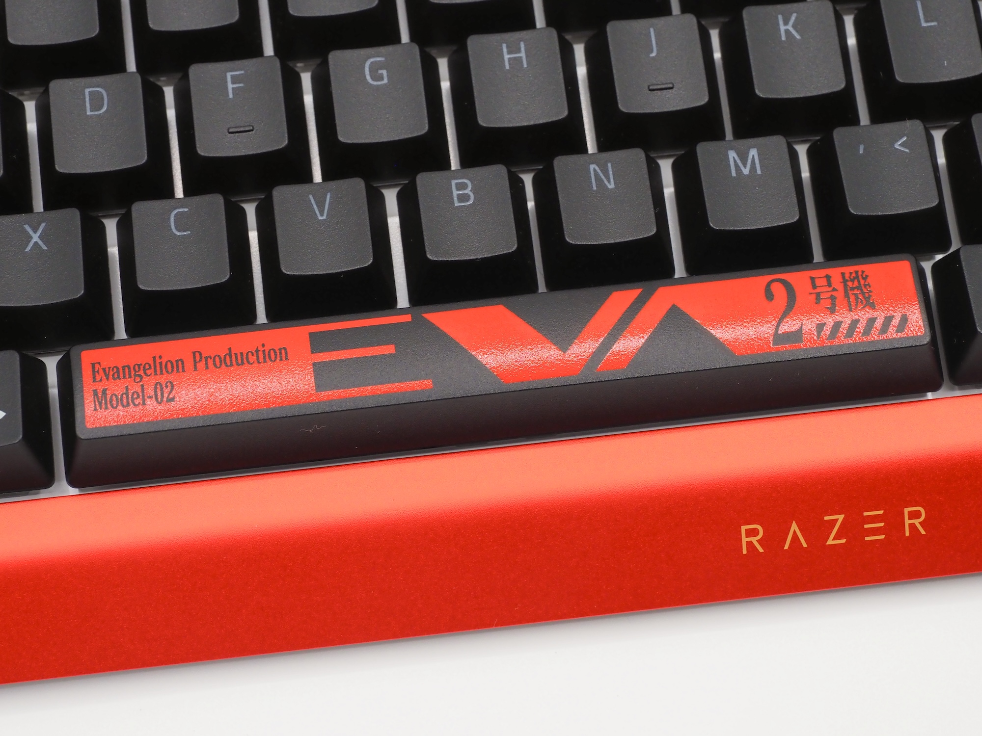 一番目を惹くスペースキー。真っ赤な「EVA2号機」の文字がカッコいい