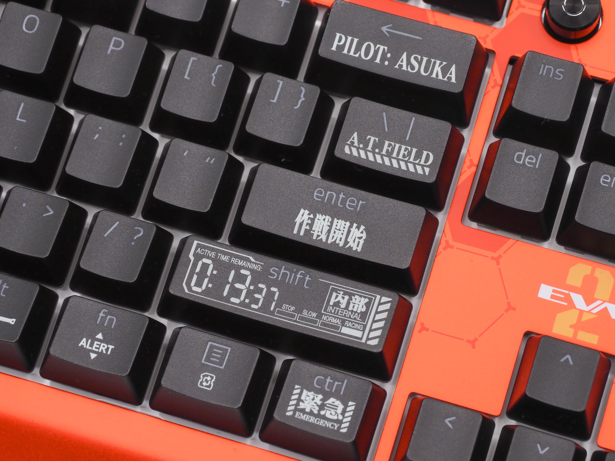 キーボード右側には「作戦開始」や「PILOT: ASUKA」など怒涛のエヴァフォント