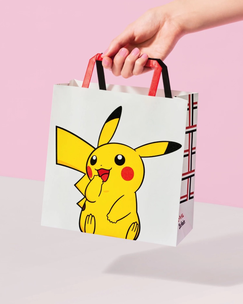 ピカチュウデザインのショッパー付き
