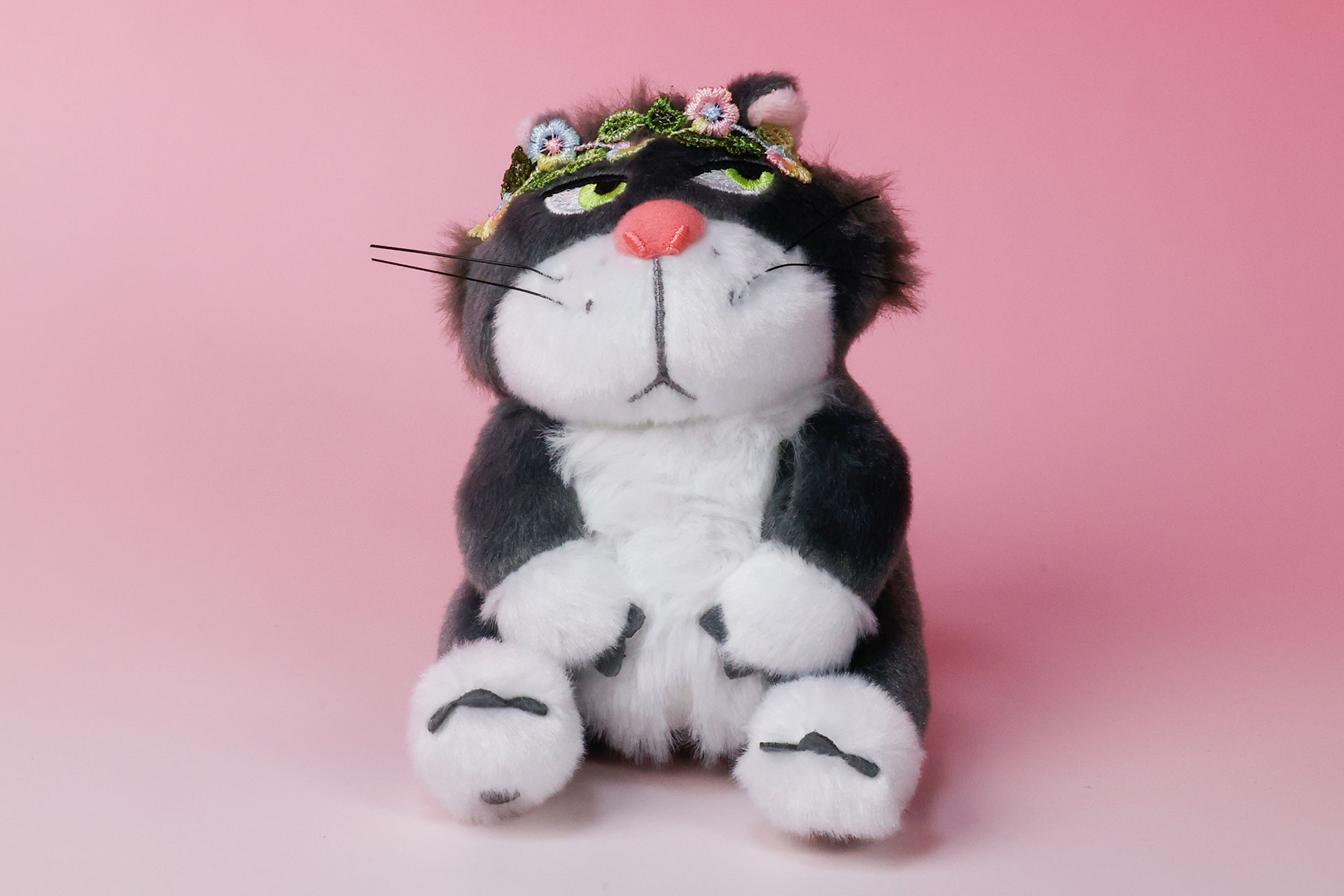 我関せずといった表情が面白いルシファー