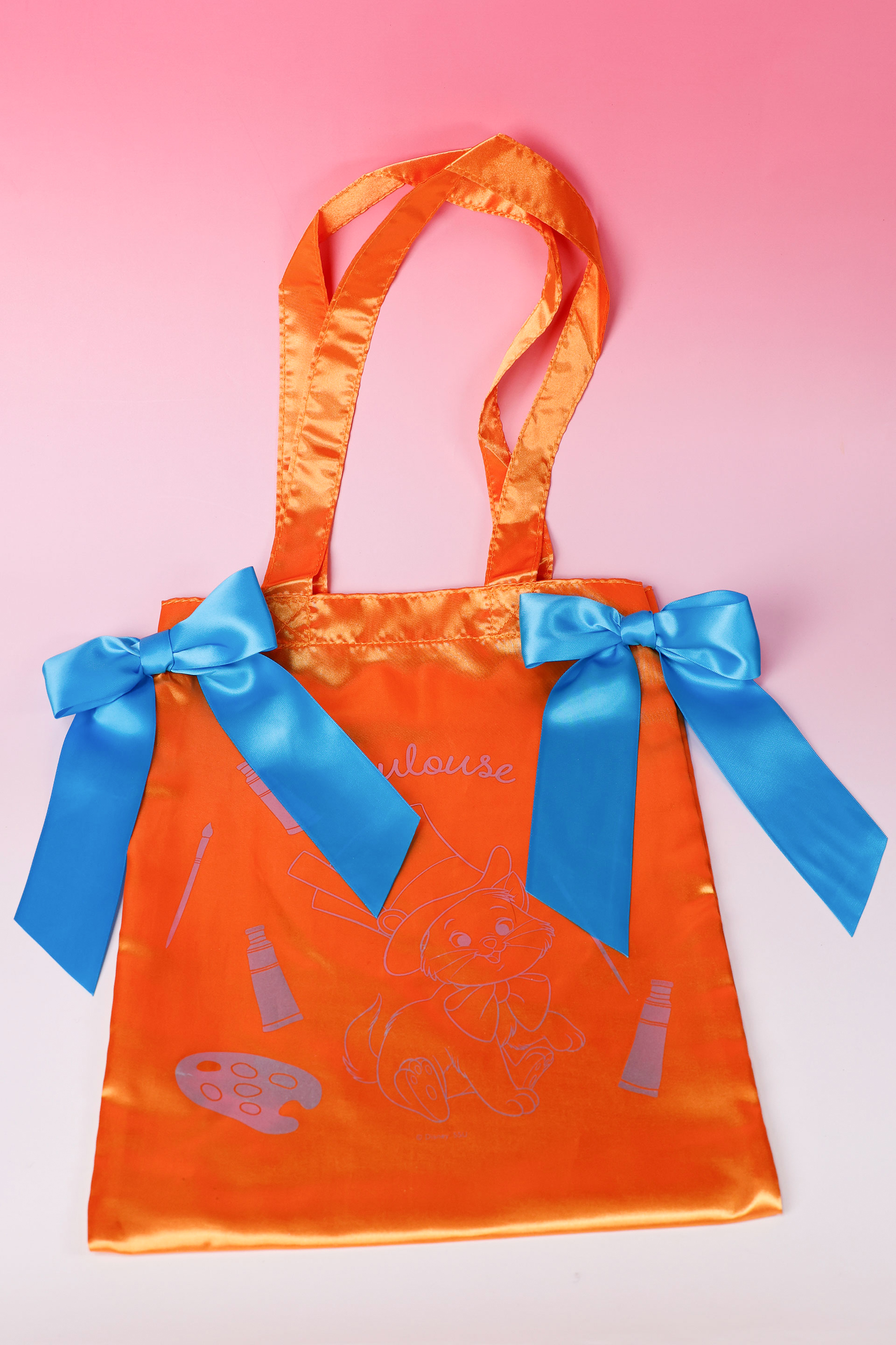 オレンジのトートバッグには、トゥルーズが描かれている
