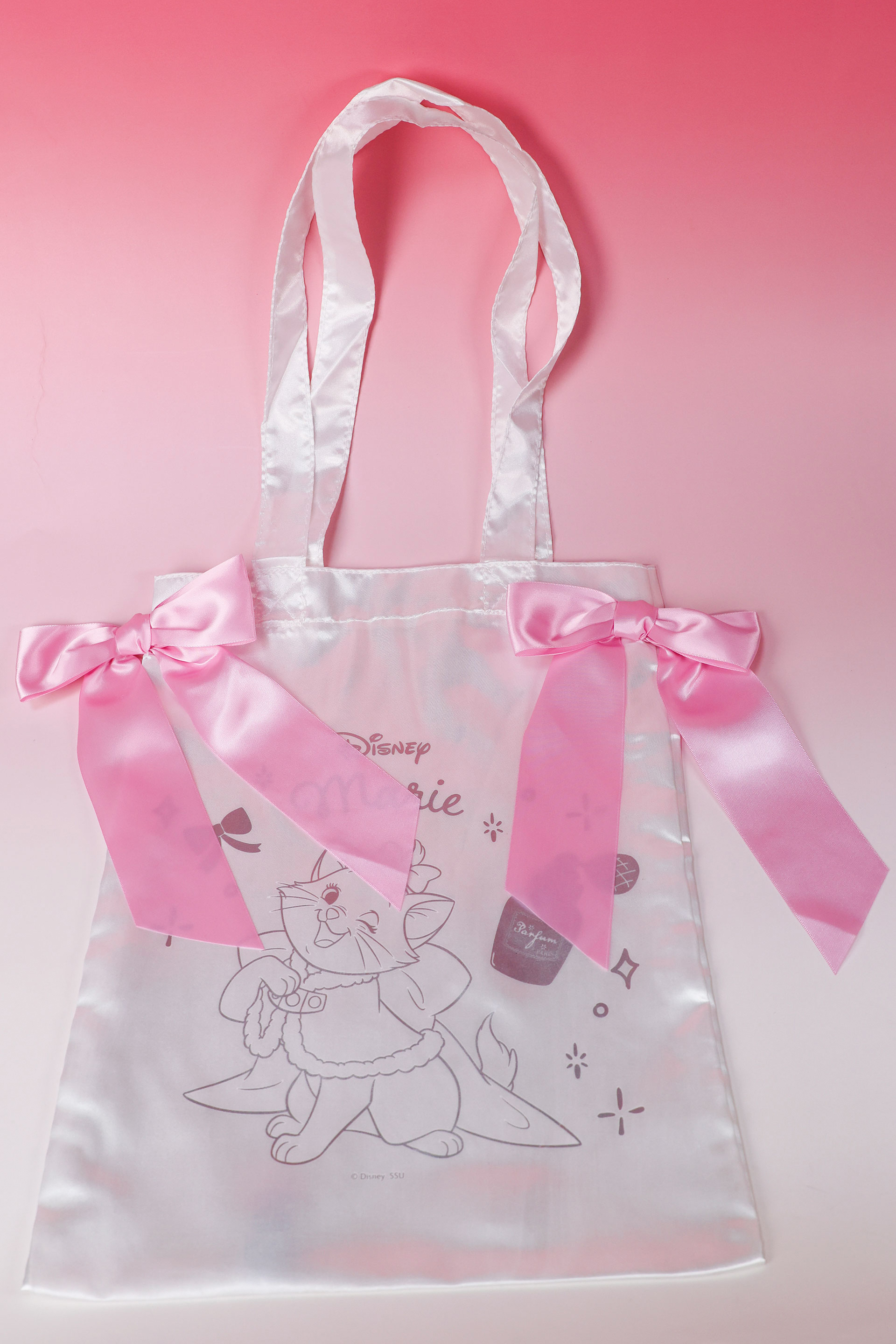 白いトートバッグには、イメージ通りマリーが描かれている