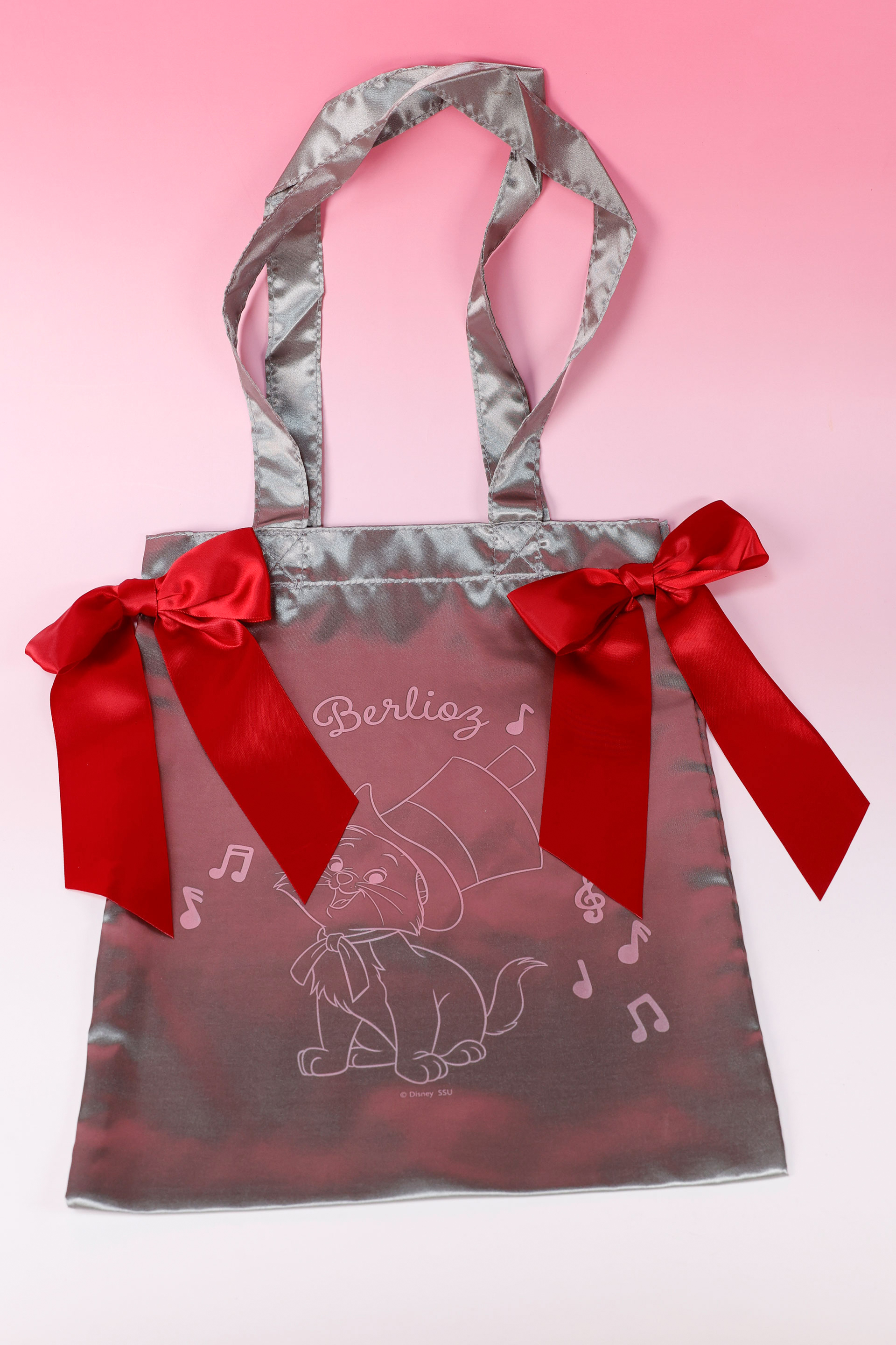 グレーのトートバッグには、ベルリオーズが描かれている