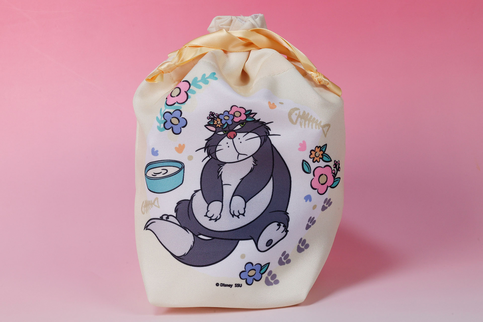 黄色い巾着ポーチには、ルシファーが描かれている