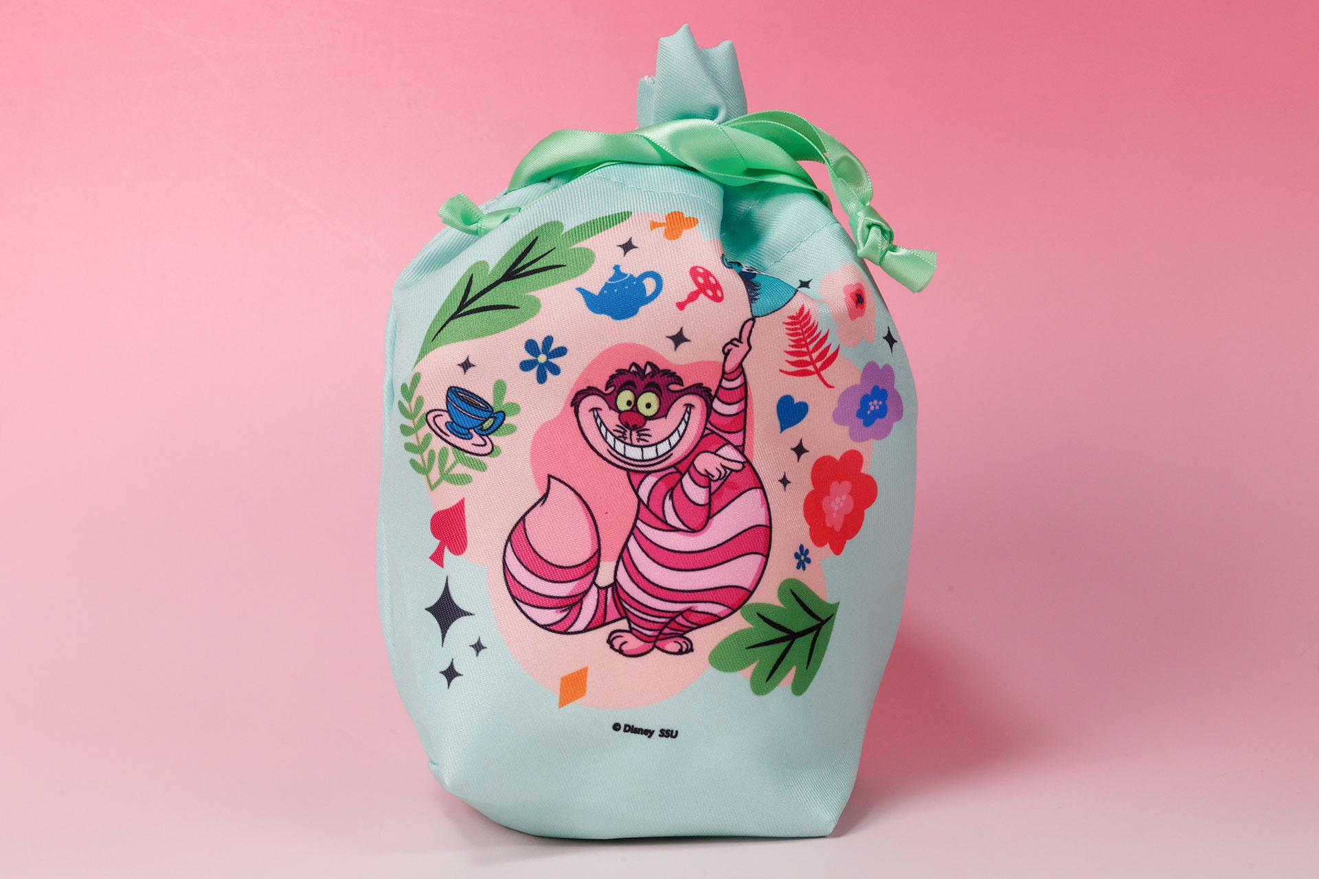 緑の巾着ポーチには、チェシャ猫が描かれている