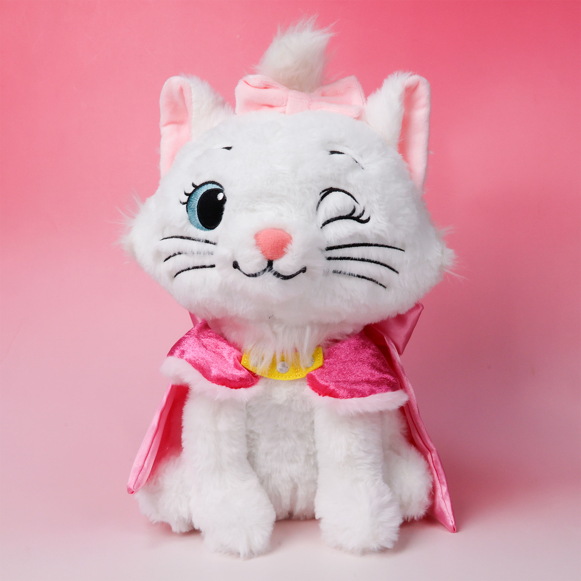 こちらがA賞の「マリー BIGぬいぐるみ」。高さ約30cmで、手に取ると抱きしめたくなるようなサイズ感になっている