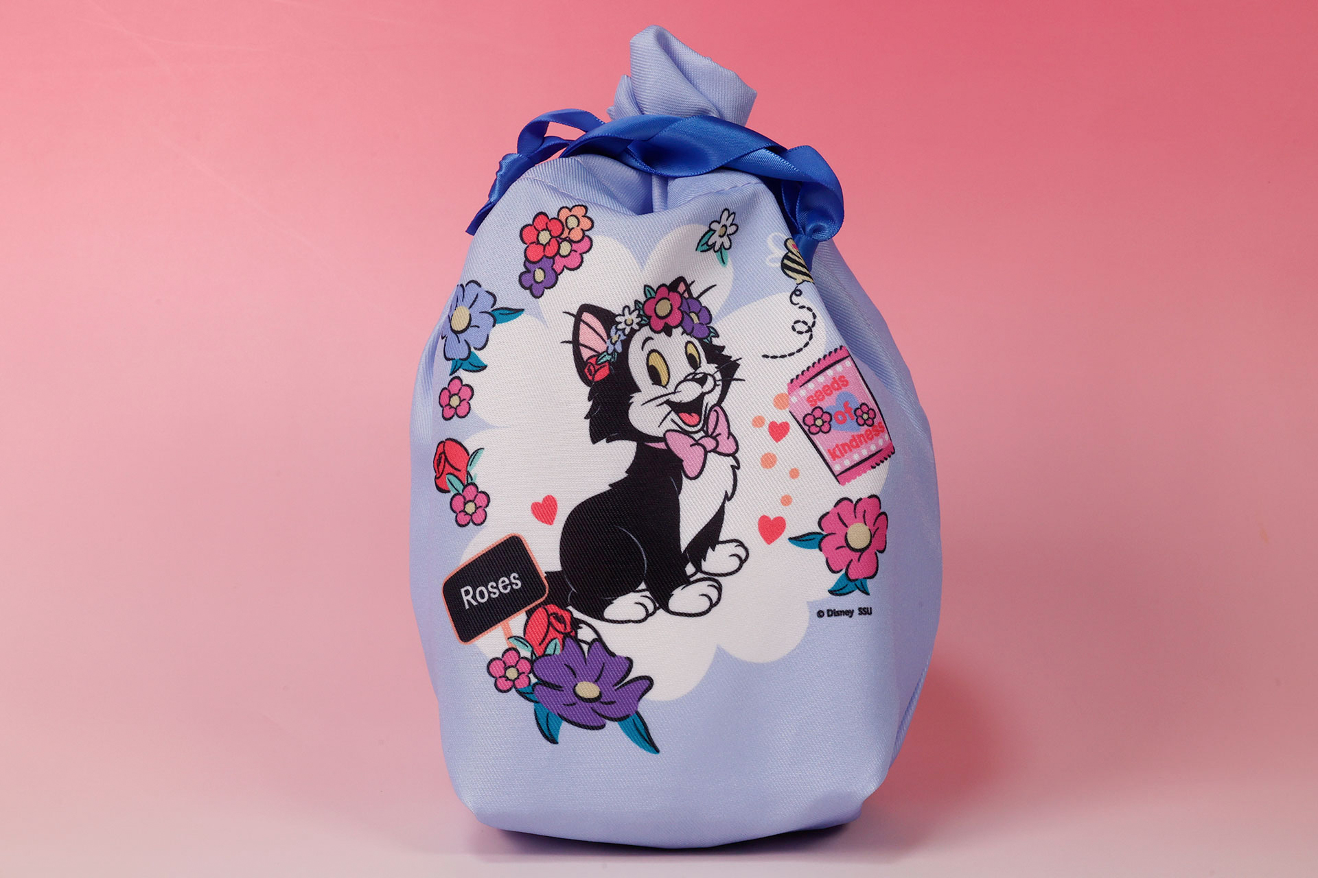 青い巾着ポーチには、フィガロが描かれている