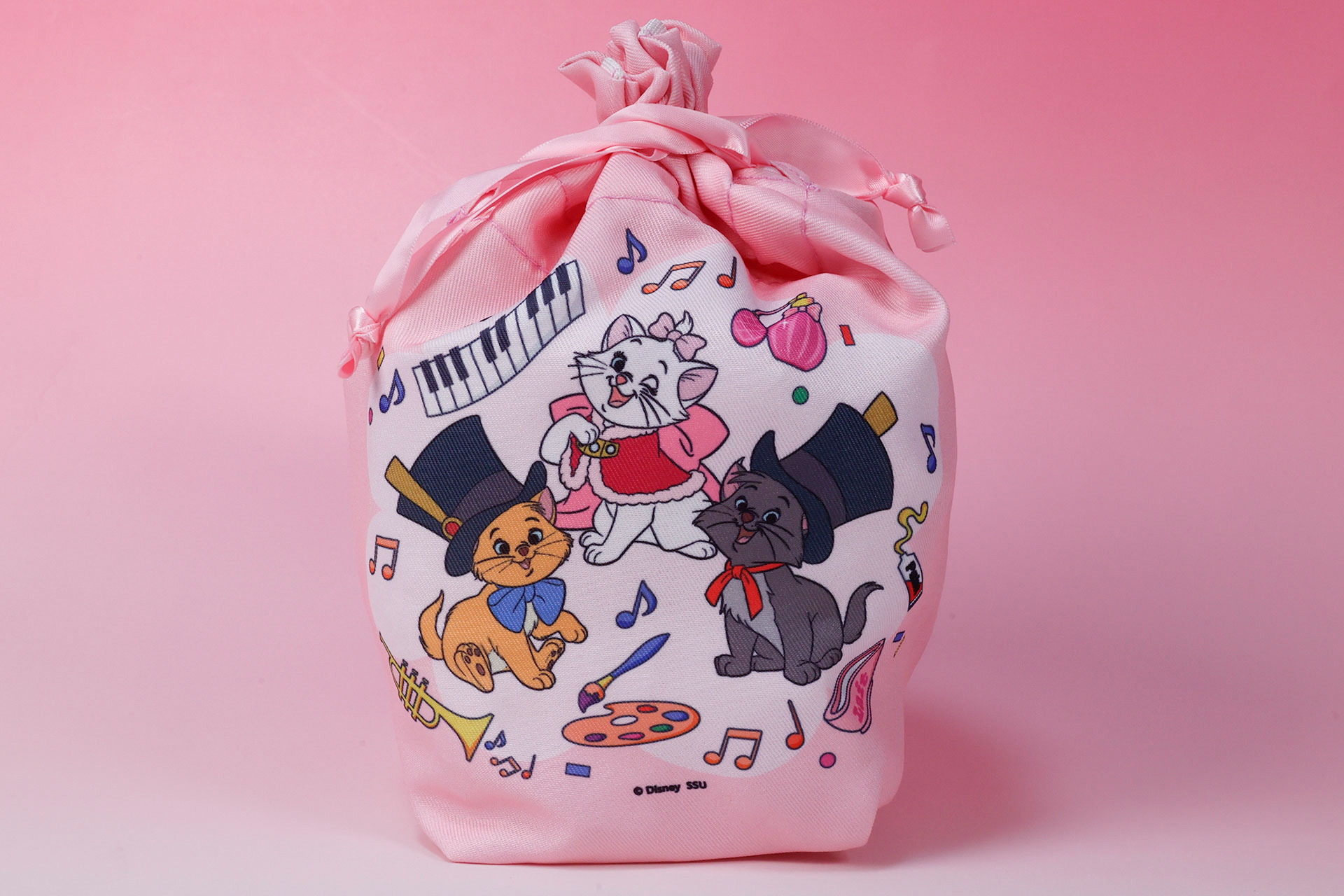 ピンクの巾着ポーチには、マリーとベルリオーズ、トゥルーズが描かれている