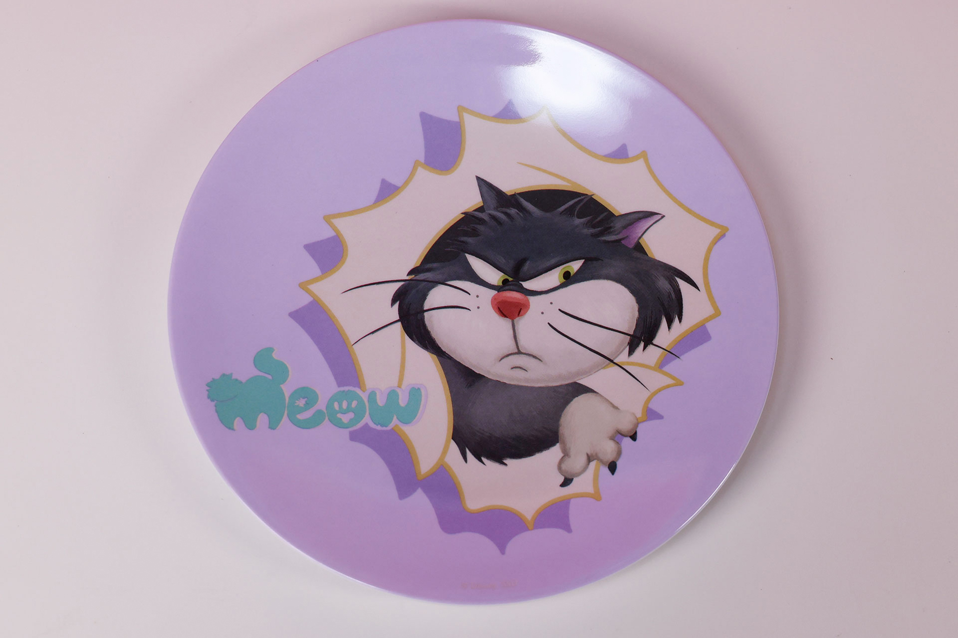 ルシファーが描かれたメラミントレー。サイズは幅15cm×高さ15cmだ