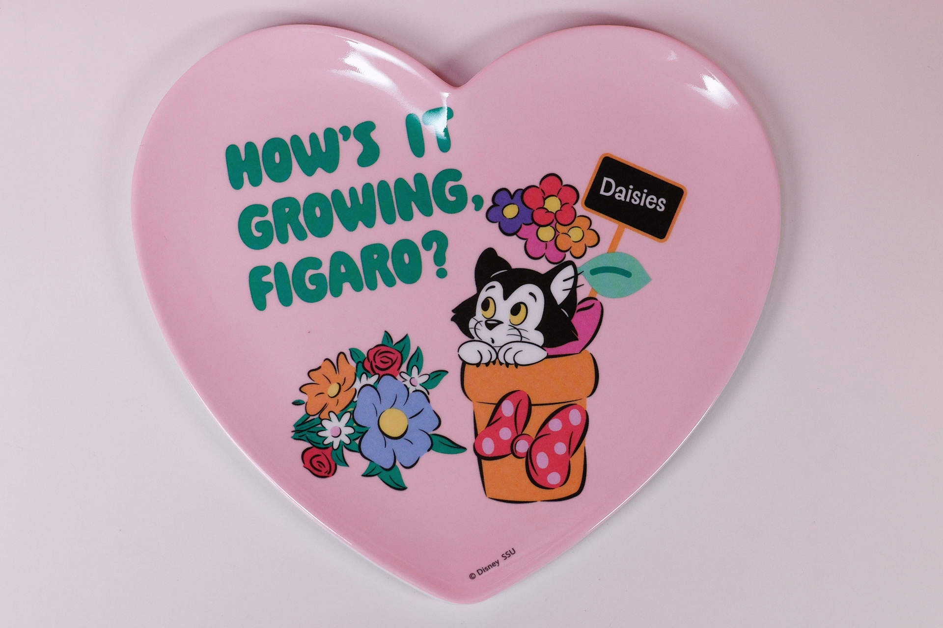 こちらはフィガロが描かれたメラミントレーだ