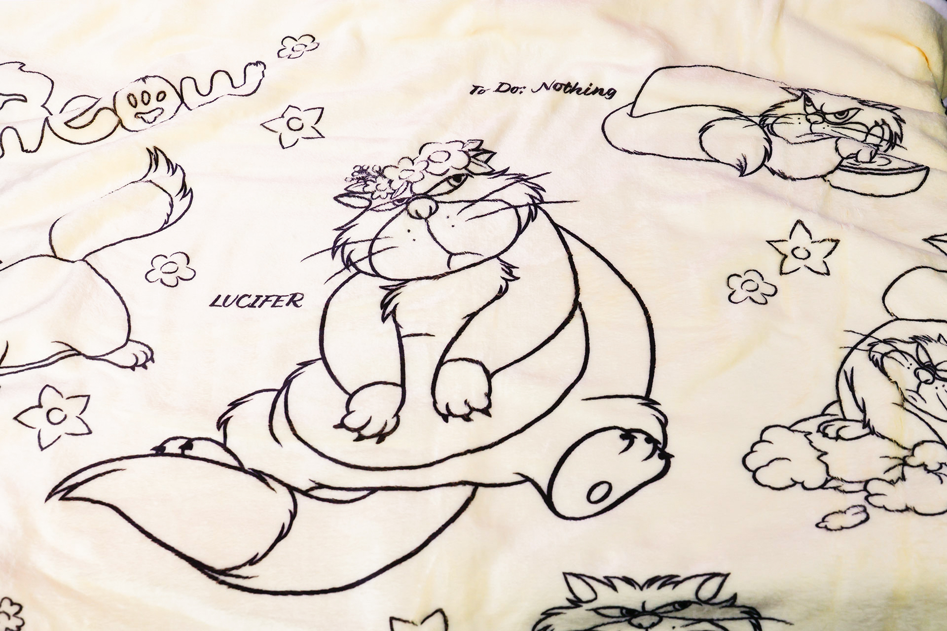 ブランケットには、ルシファーのイラストがプリントされている