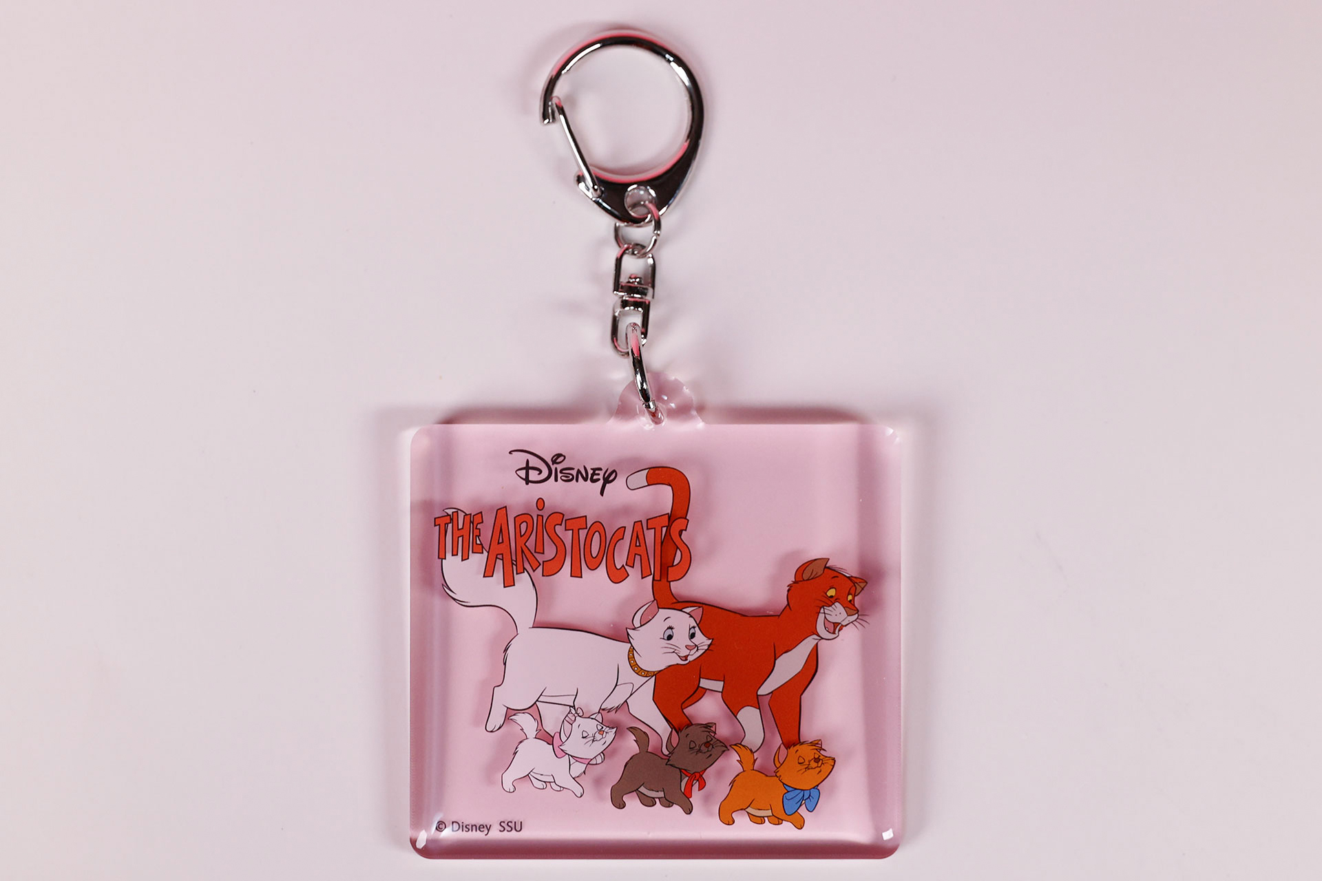 複数のキャラクターが描かれた、おしゃれキャットのアクリルキーホルダー