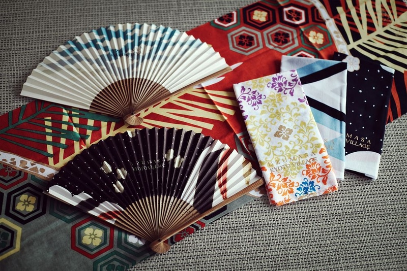 甲斐荘手ぬぐい 価格：各1,800円／甲斐荘京扇子 価格：各3,800円