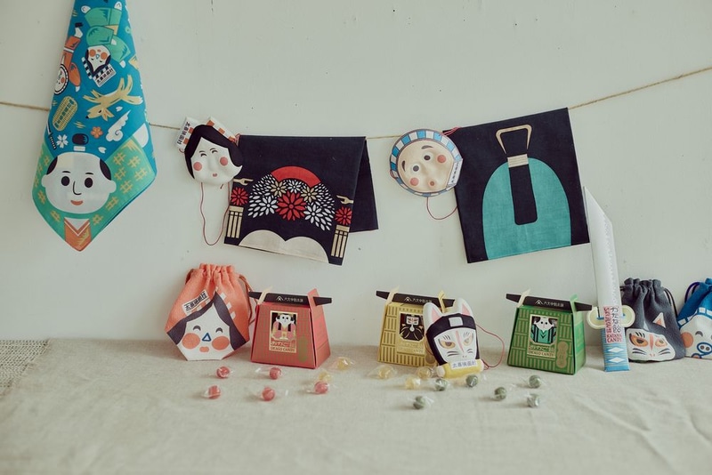 おかご飴 価格：各900円／かたな飴 価格：800円／映画村時代劇なりきり手ぬぐい 価格：各1,600円 ほか