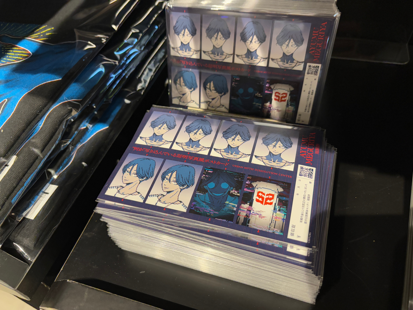 "何か"写り込んでいる証明写真風ポストカード 価格：550円