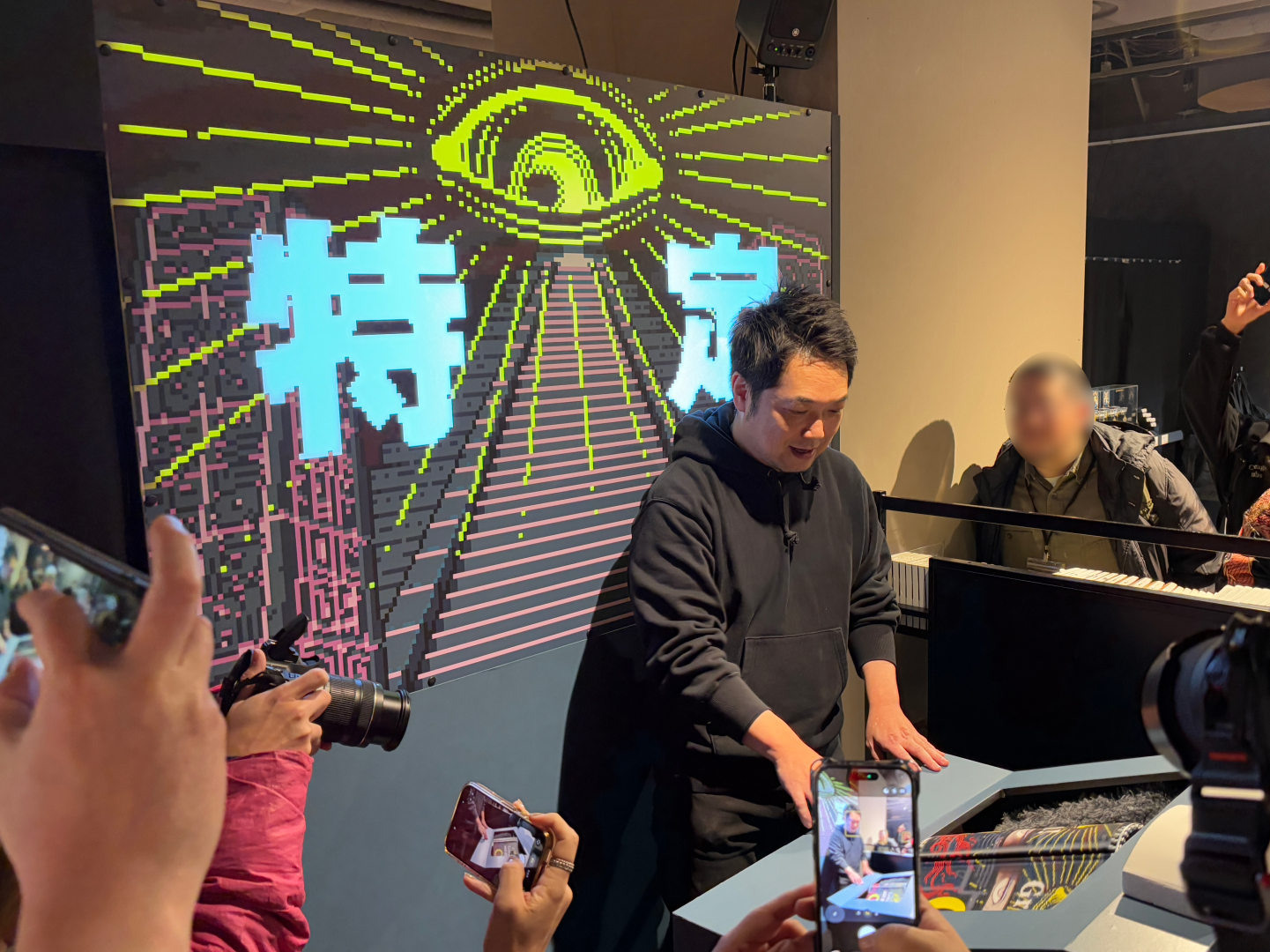 ハフハフ・おでーん氏による実演も行なわれた。後方の演出も派手な体験型クジとなる