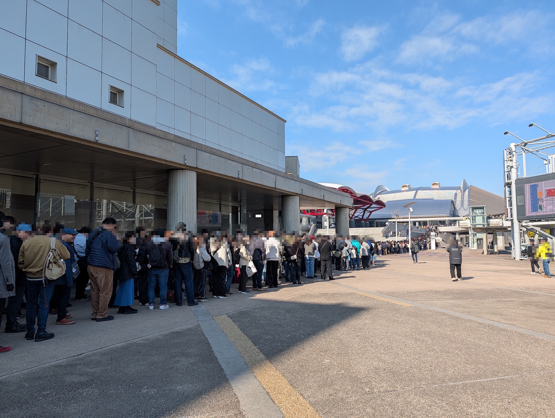 会場の幕張メッセだが、10時の開場を前に長蛇の行列ができていた