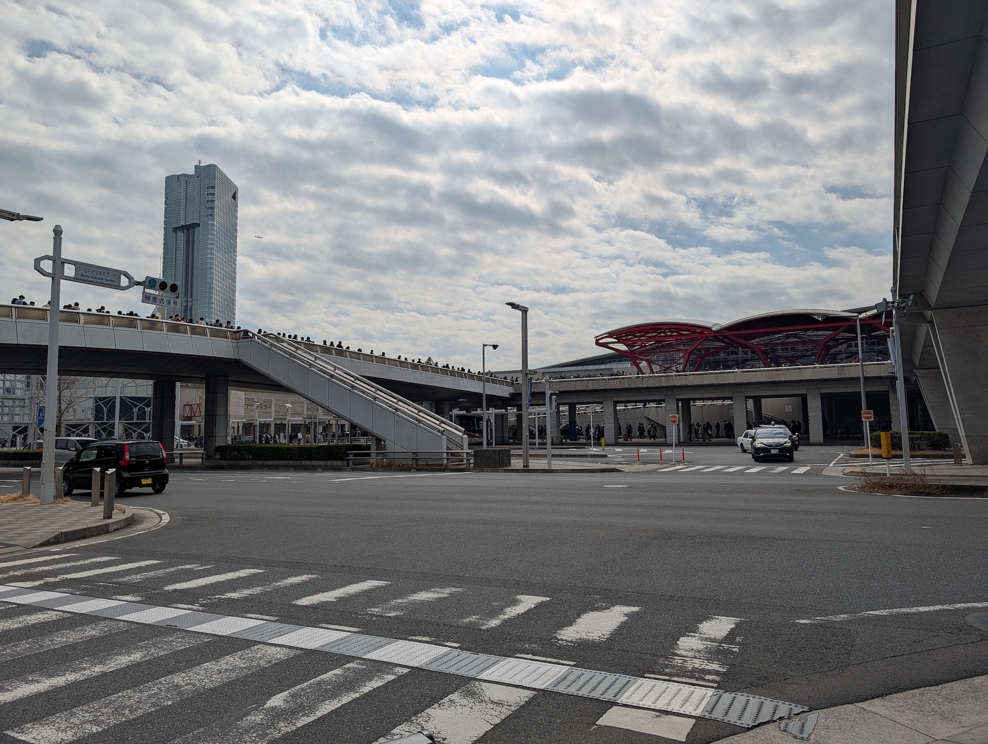 3時間経過後の13時の段階で行列が途切れず続いており、行列を管理するスタッフからはこれ以上並んでも入場できないといったアナウンスが出て入場を諦める来場者も見られた。なお、最後尾は1ホール側の出入口から降りた場所辺りにあり、ここから中央の出入口まで行列が続き、階段を登ったところで一旦橋を渡り、再び橋を戻ってきてようやく幕張メッセ中央の出入口にたどり着ける。ここからホール2の入口までさらに行列が続いてようやく入場できるという状況だった