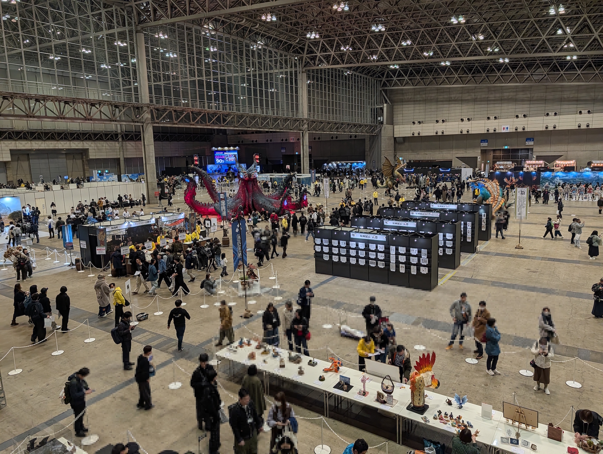 会場全景。展示エリアの中央付近に3体の巨大なモンスターが鎮座しているのがわかる