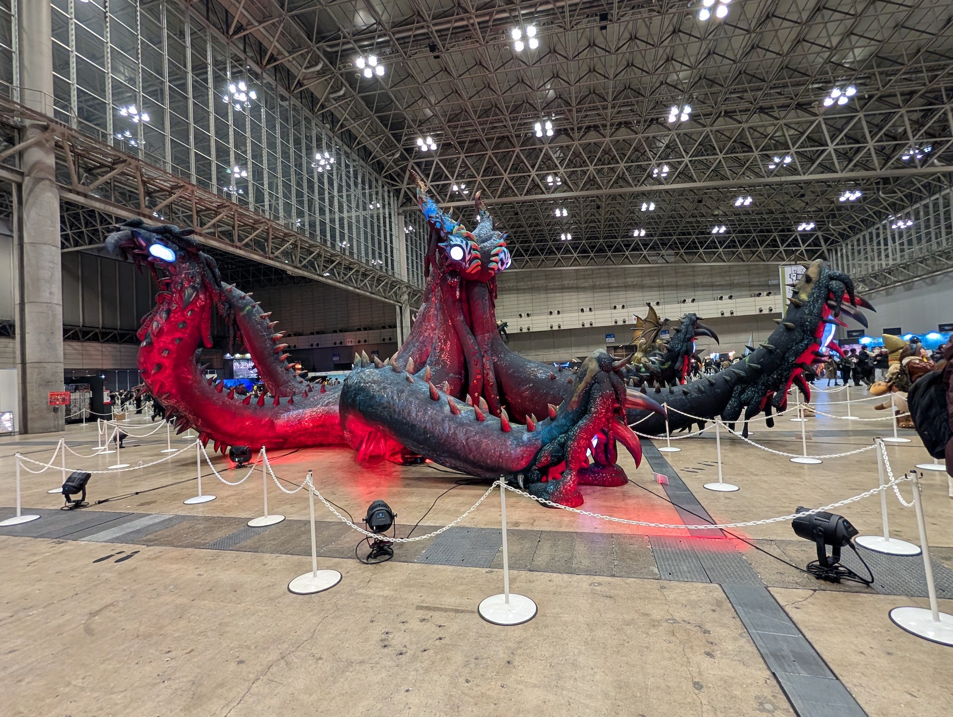 最も目立つ巨大なモンスターは「獄焔蛸 ヌ・エグドラ」のバルーンだろう。全体をフレームに収めて撮るのにかなり苦労するほど巨大で圧倒的な存在感を放っていた