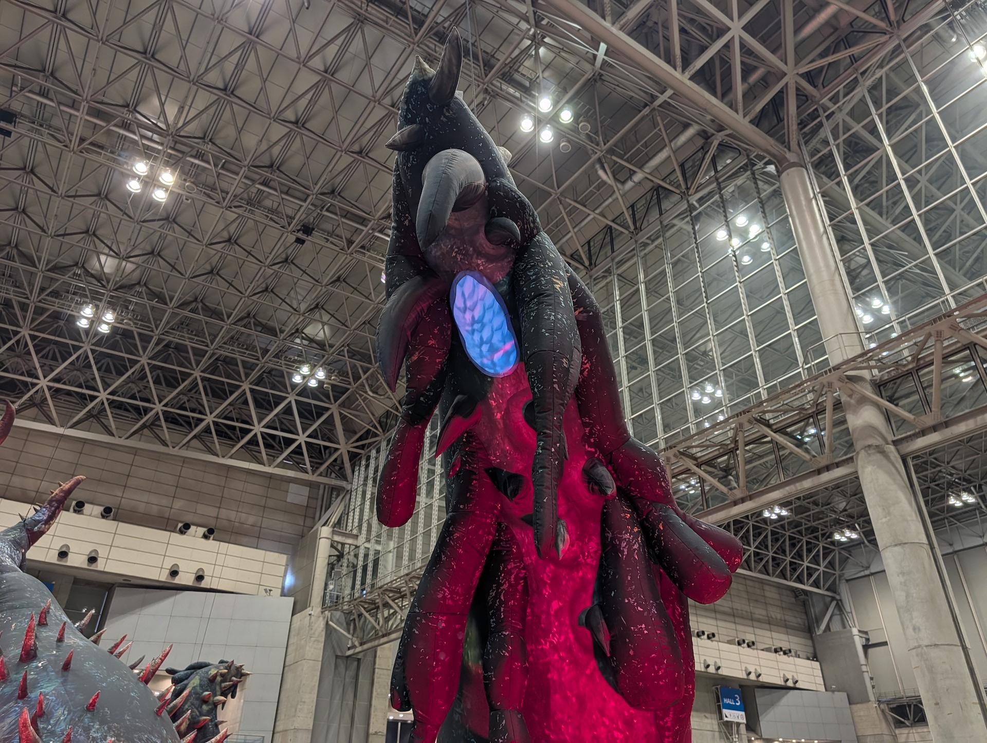 触手の中央には光る部分があり、なんだかヌメヌメしていそうなビジュアルだ