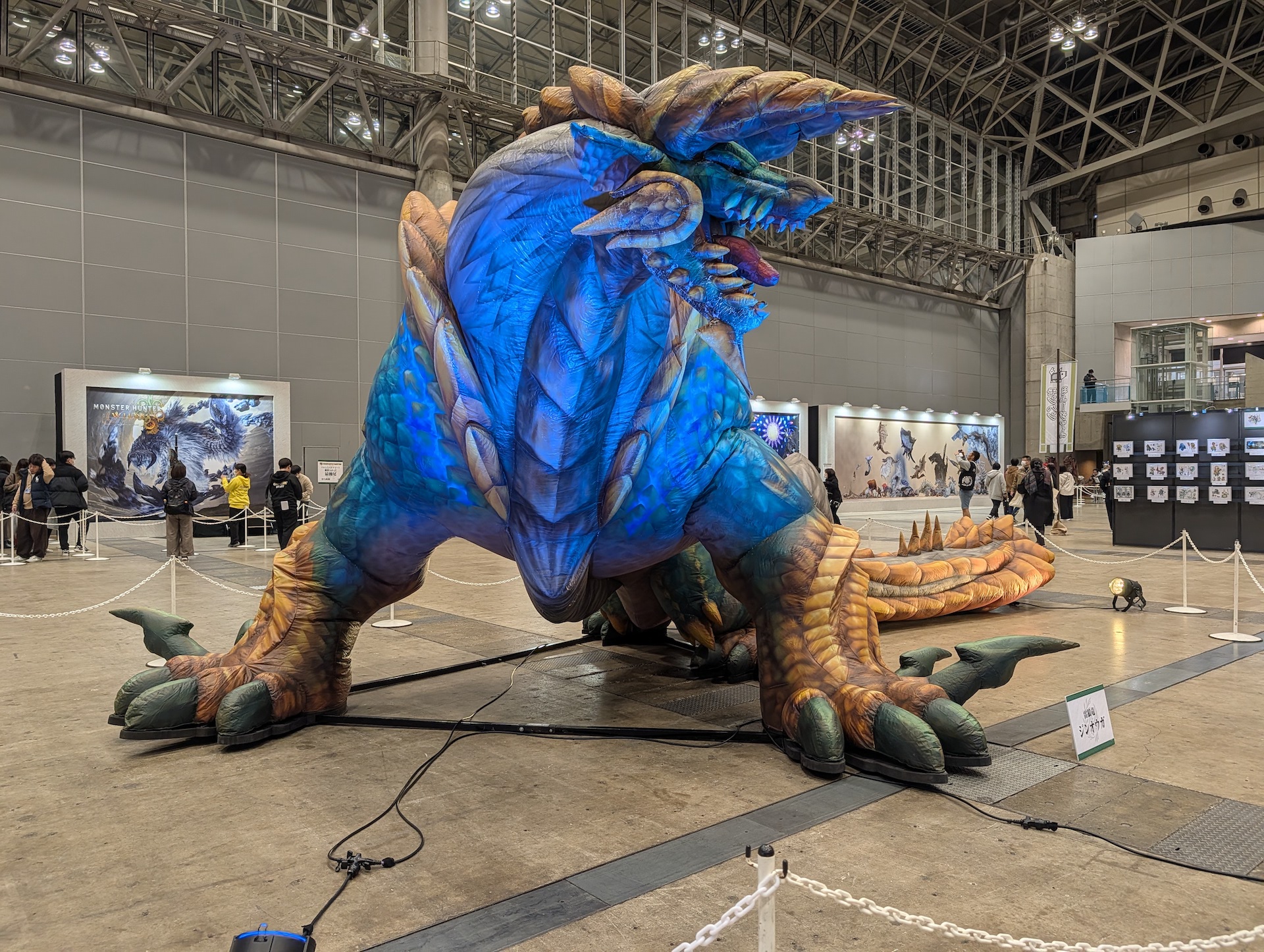 こちらもかなり巨大な「雷狼竜ジンオウガ」の等身大造作が展示