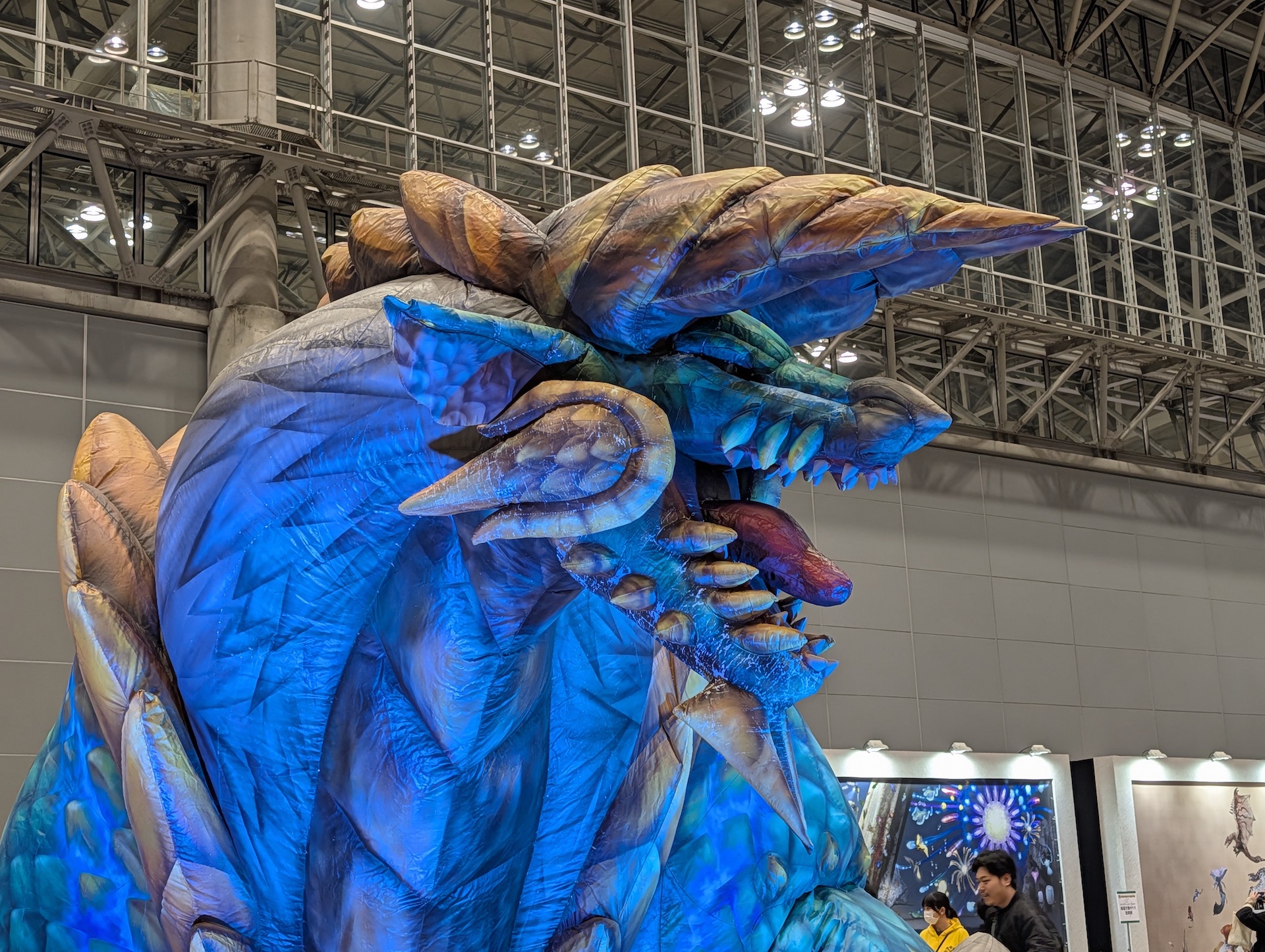 表情のアップを見るとやや粗さも見られるが、等身大の圧倒感によって逆にリアルに感じられてしまうから不思議だ