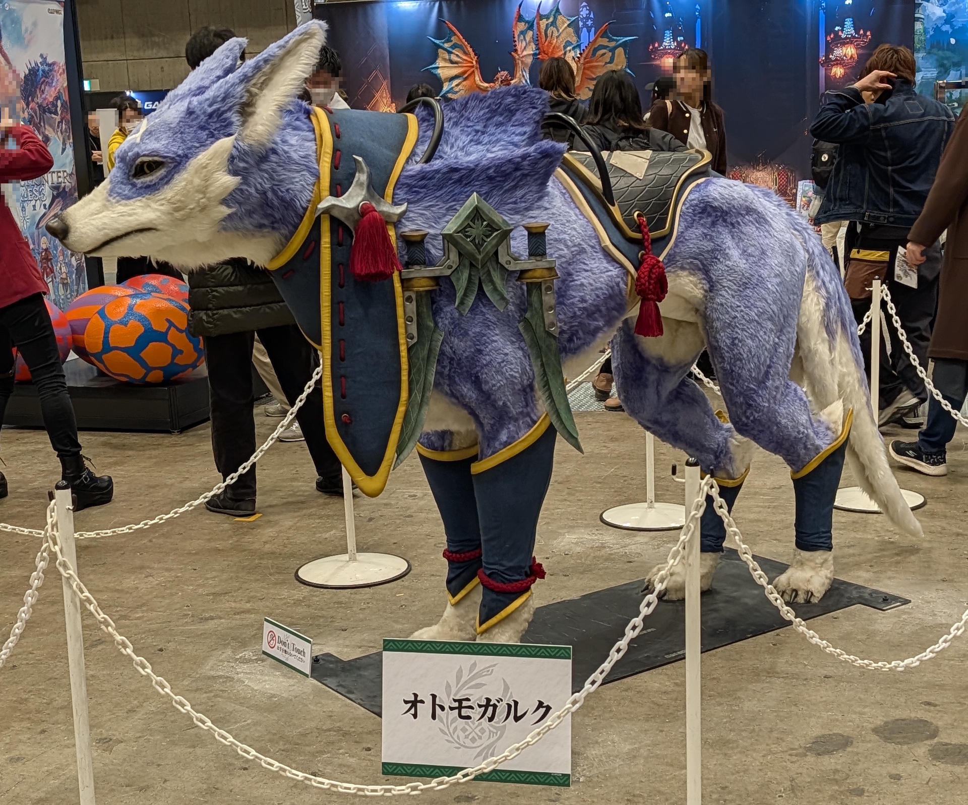 3月13日発売予定の新作「モンハンストーリーズ3」試遊台の隣には「オトモガルク」の等身大造作が展示