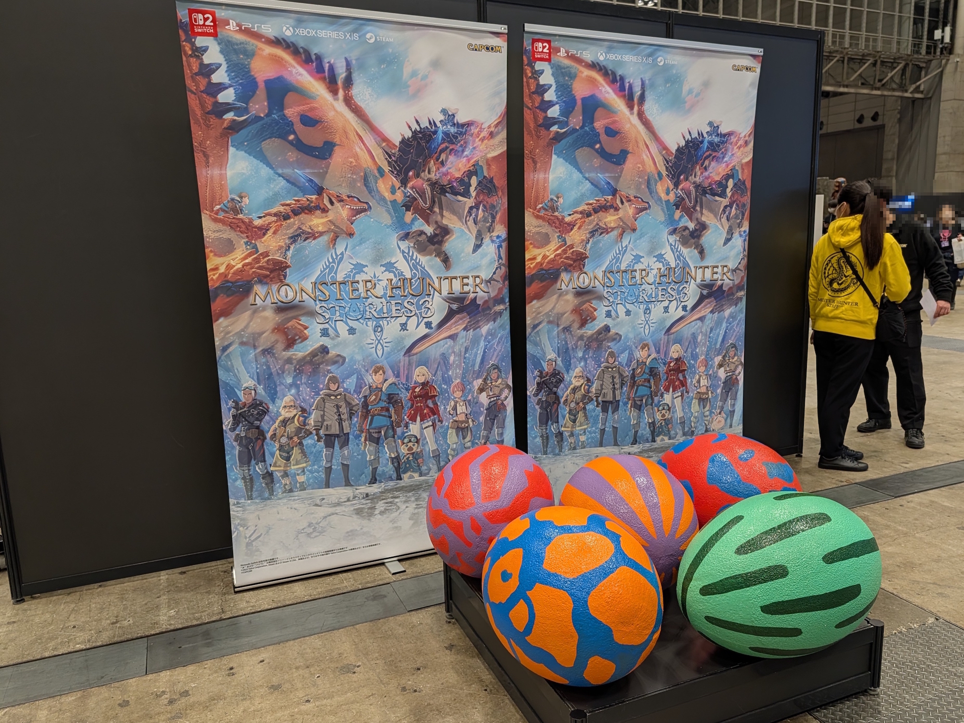 「モンハンストーリーズ3」に登場する、実物大の卵の造作。こちらは自由に手に取って持ったり、お尻の下に置いて卵を産んだ様子などの撮影に使われていた