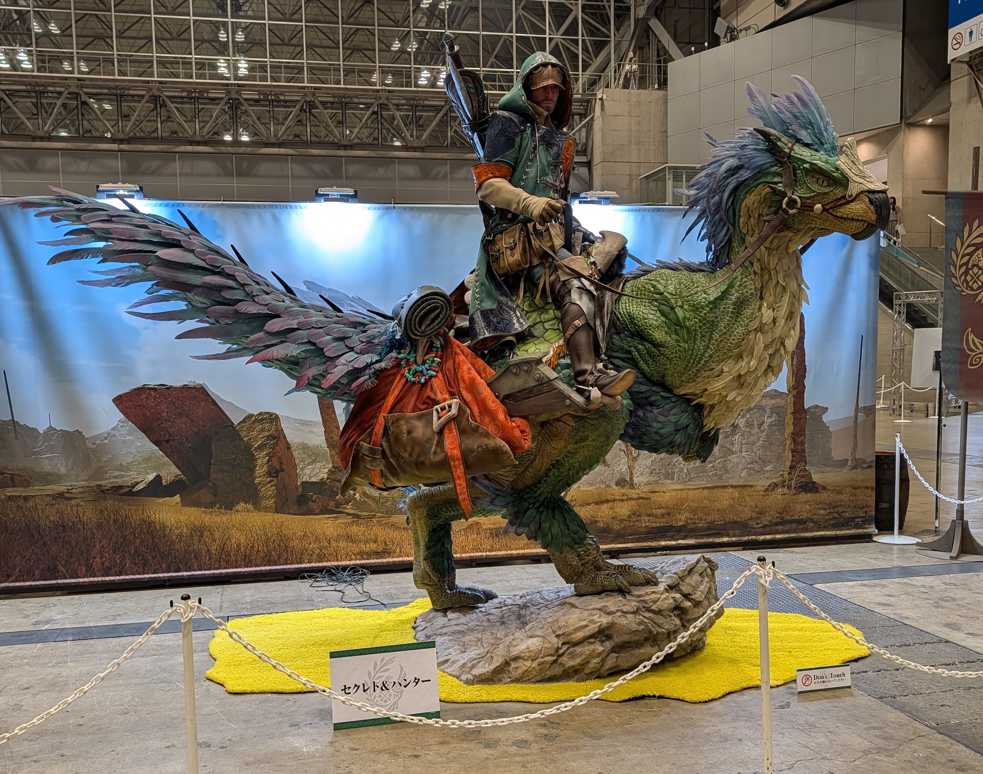 等身大サイズの「セクレト」に乗る男性「ハンター」の様子を描いた造作