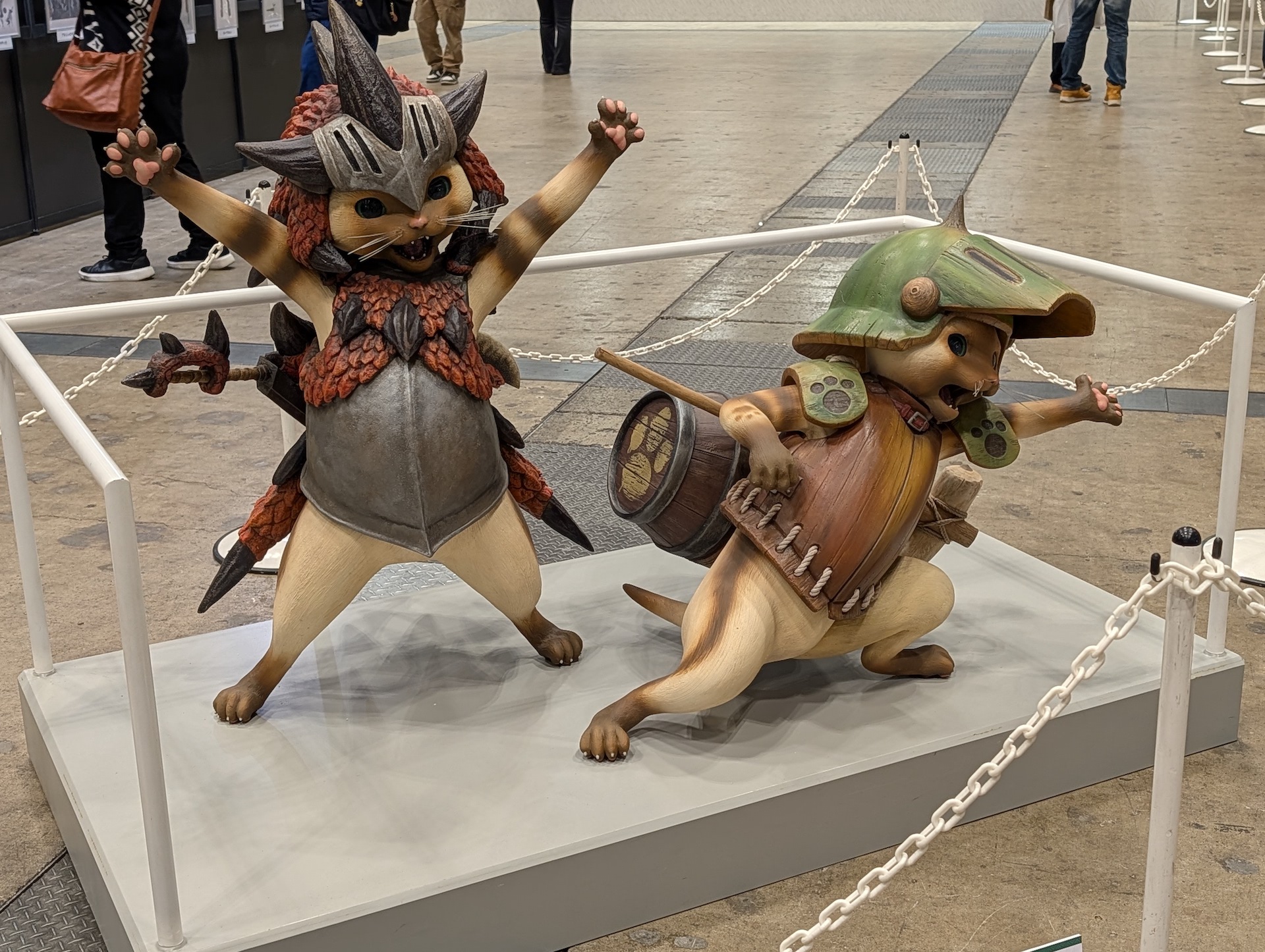 どんぐり装備とレウス装備の「オトモアイルー」たち。こちらは大阪・関西万博で同社が出展した「MONSTER HUNTER BRIDGE」での造作の出張展示となっている