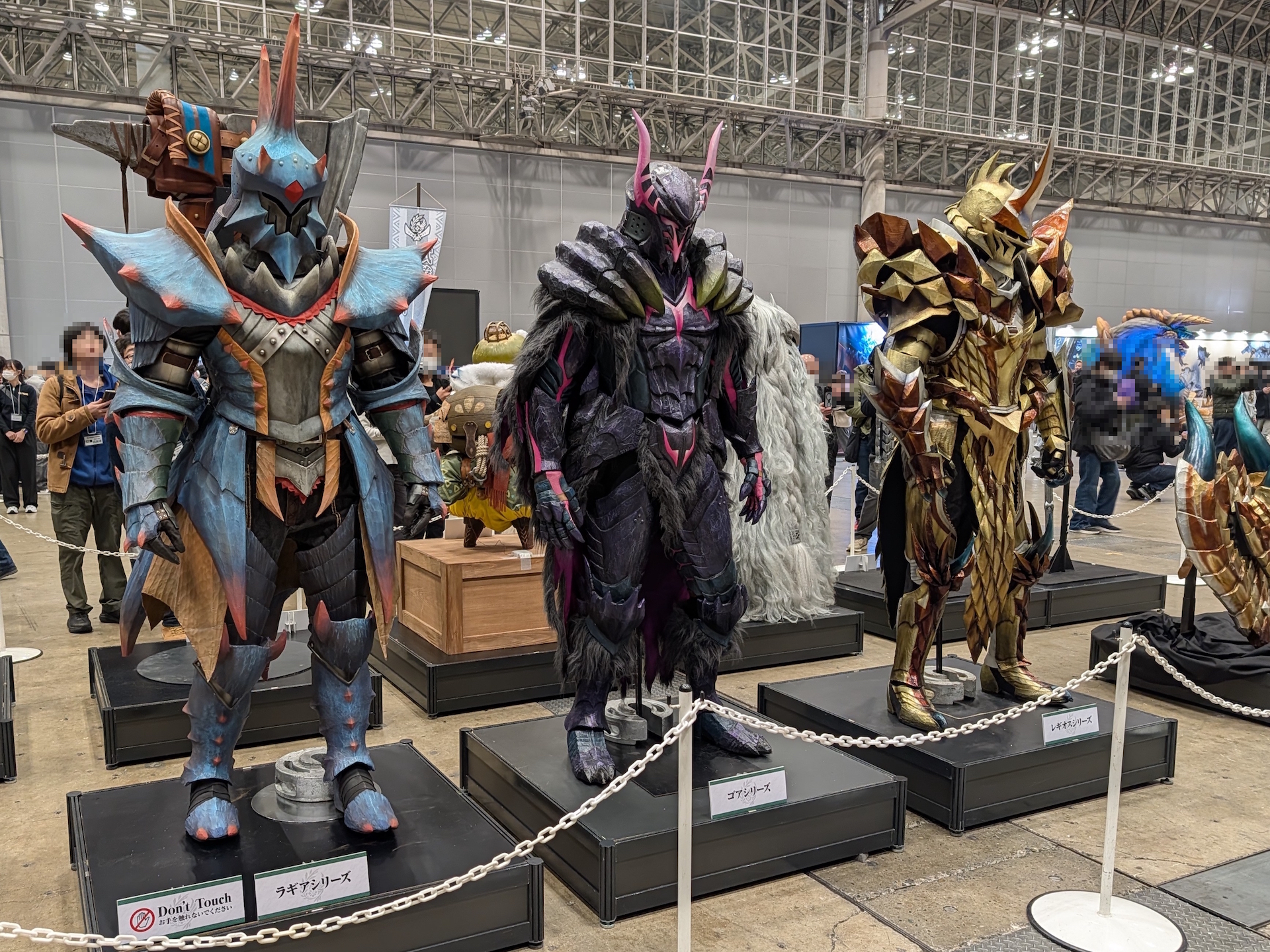 「ラギアクルス装備シリーズ」と「ゴア・マガラ装備シリーズ」、「セルレギオス装備シリーズ」の実物大造作が3体並んで展示