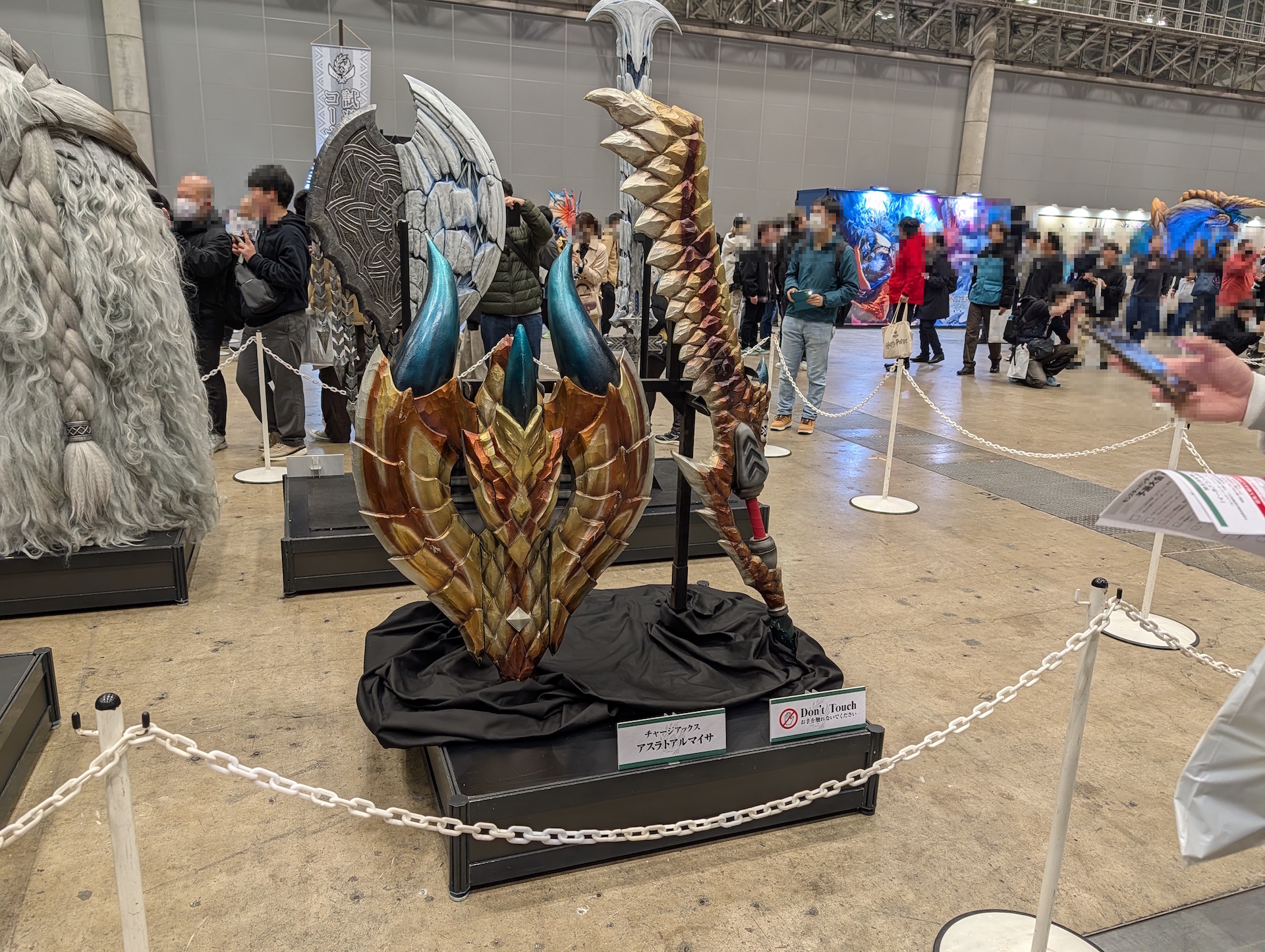 チャージアックス「アスラトアルマイサ」の実物大造作。さすがにあの巨大モンスターを退治できるだけあって、装備もかなり大きい