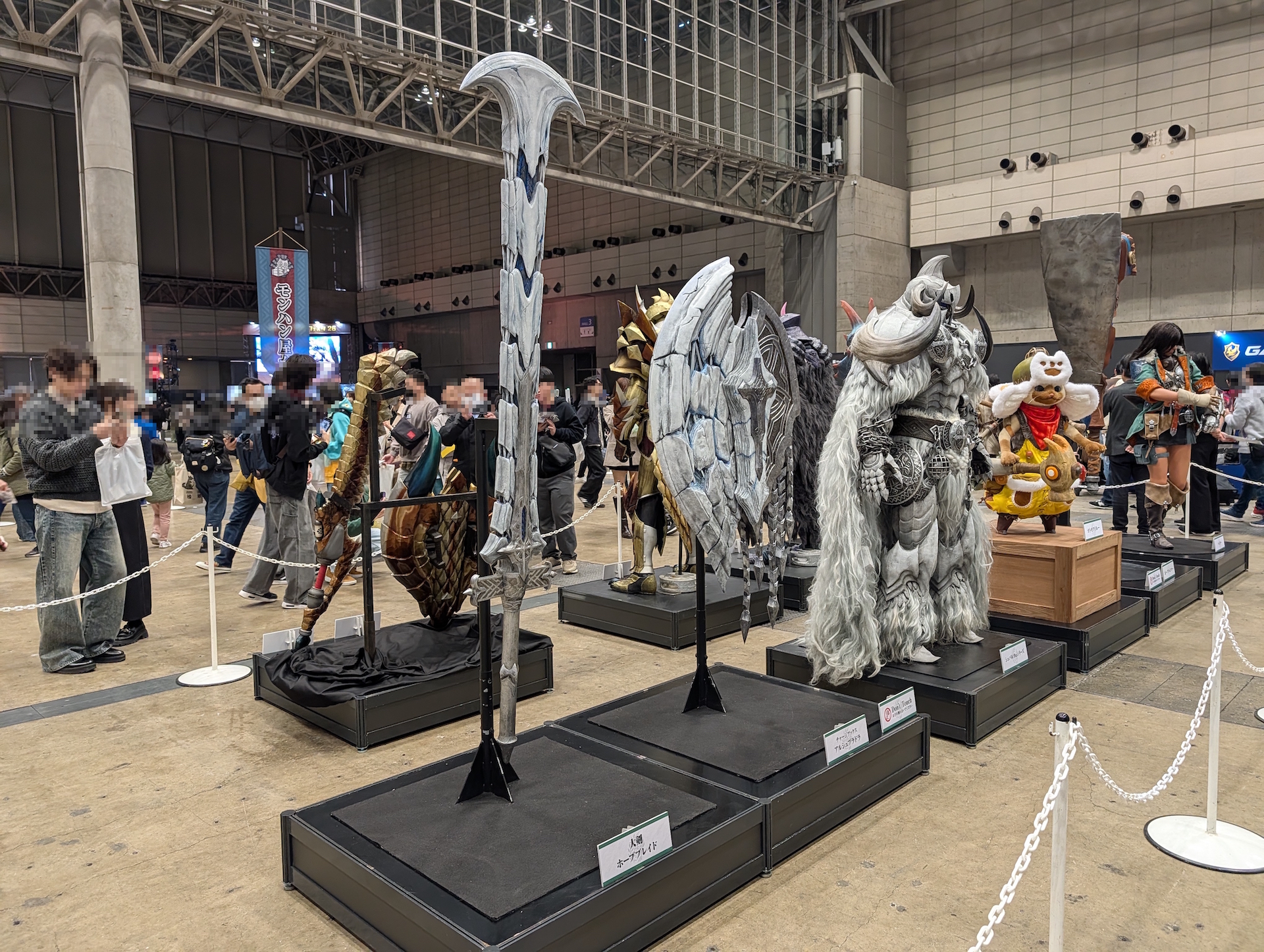 大剣「ホープブレイド」とチャージアックス「アルシュブラドラ」、アルシュベルド防具の「シュバルカα」も実物大造作が展示