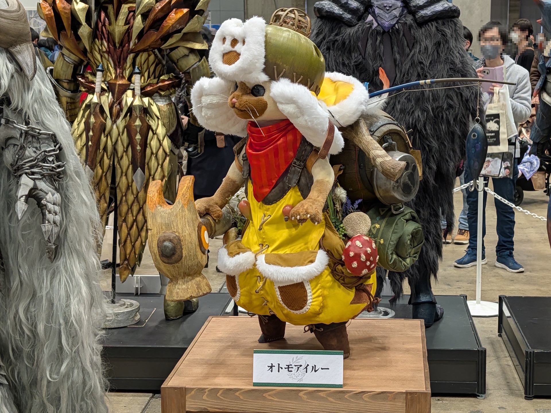 人間サイズの造作に混ざって「オトモアイルー」も展示。サイズの違いがよくわかる