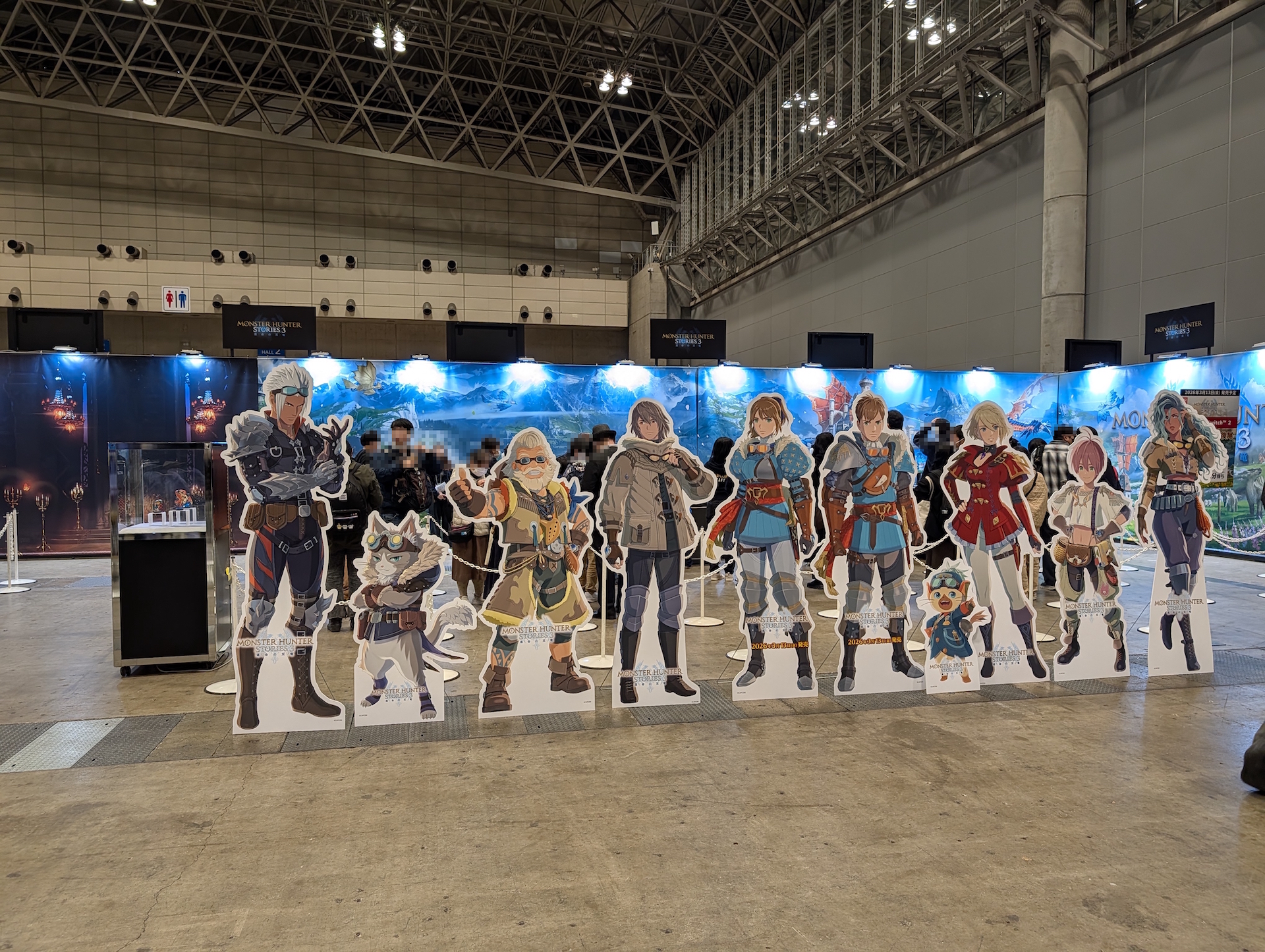 「モンハンストーリーズ3」の試遊台は専用ブースを用意。キャラクターたちの等身大立て看板が目印となっていた