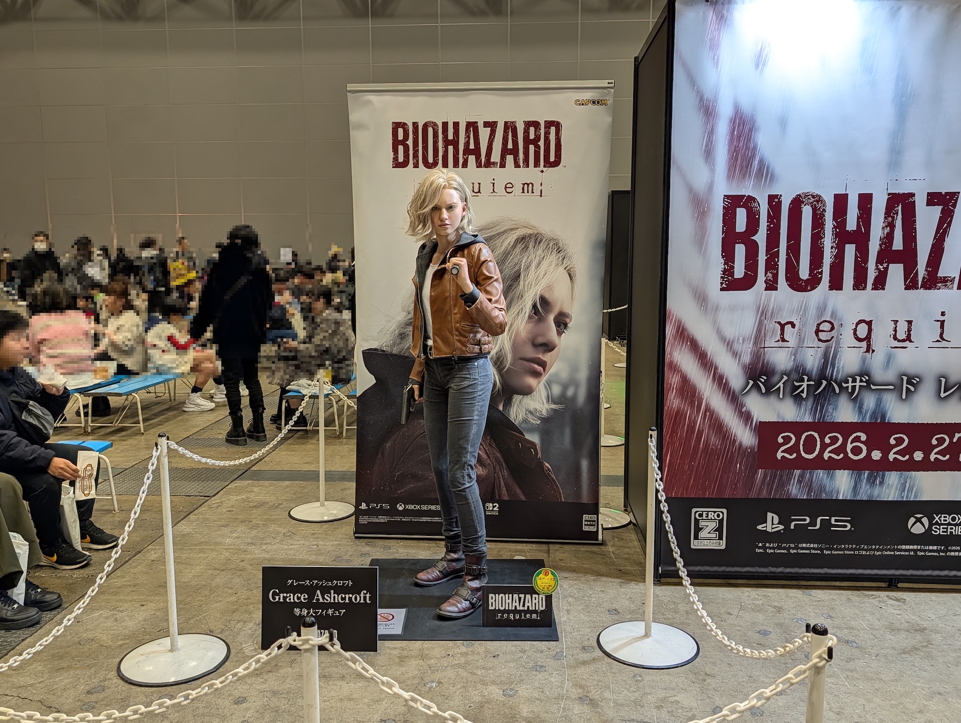 2月27日発売の「バイオハザード」シリーズ最新作「バイオハザード レクイエム」の主人公、グレース・アッシュクロフトの等身大フィギュアが展示