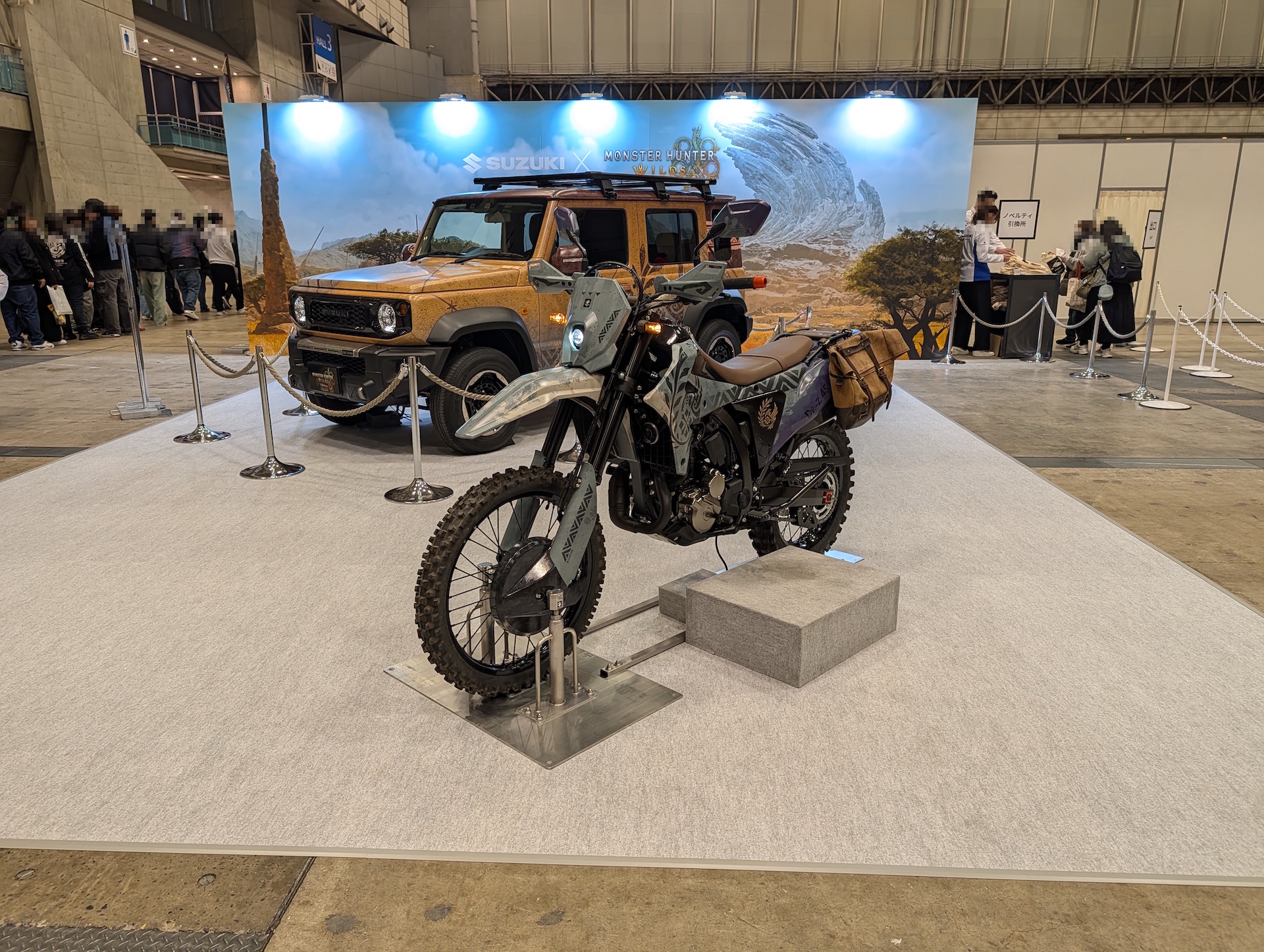 バイクとジープ、2台の車両が展示されていたスズキブース。スズキは「ストリートファイター6」でもコラボバイクをブース展示するなど、カプコンとはかなり仲がよいようだ